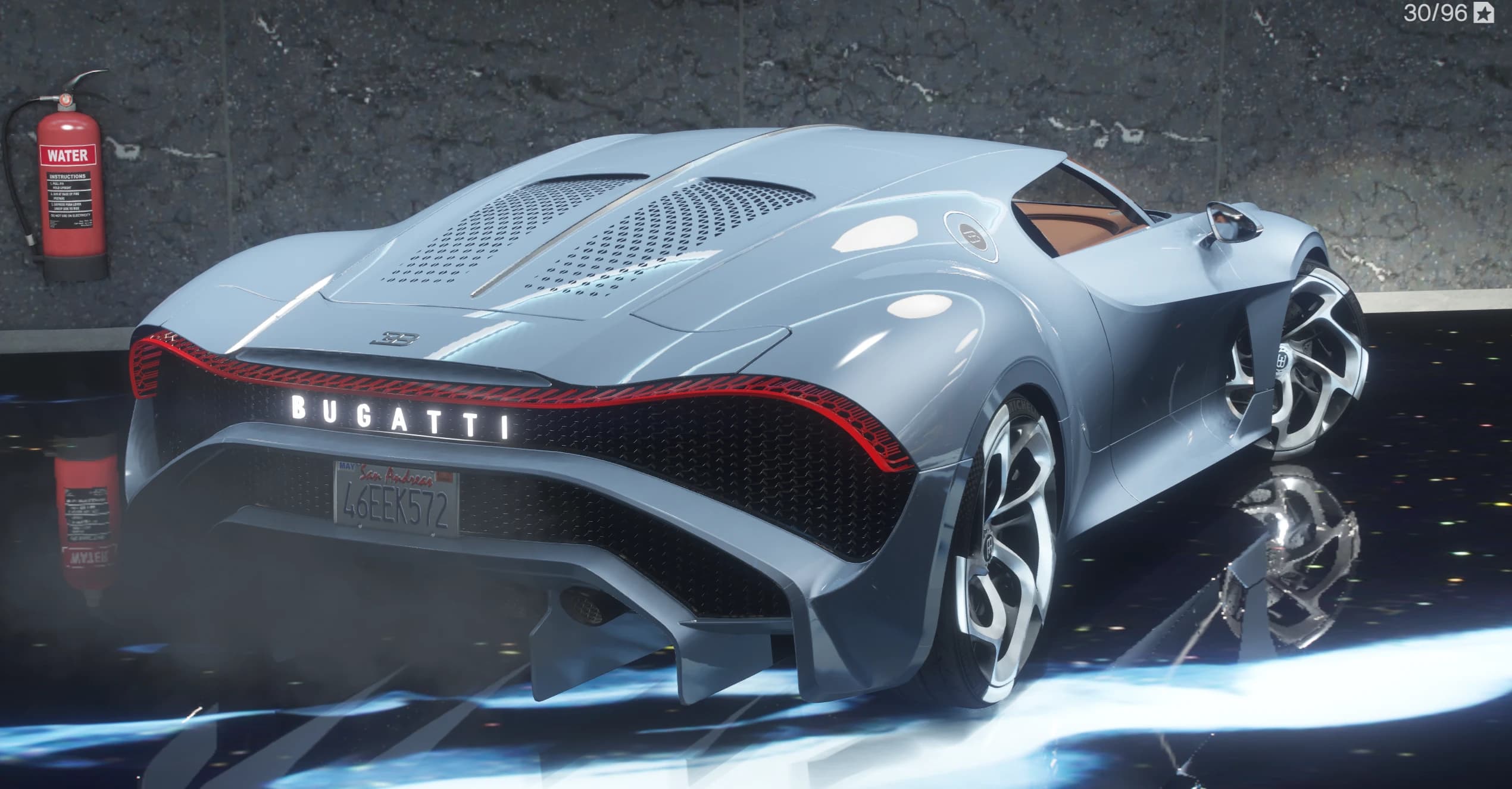 Tres cuartos trasero del La Voiture Noire gris azulado, con el rótulo retroiluminado BUGATTI de lado a lado de la cola, una barra de LED roja y los cuatro escapes, con la matrícula de San Andreas 46EEK572 a la vista