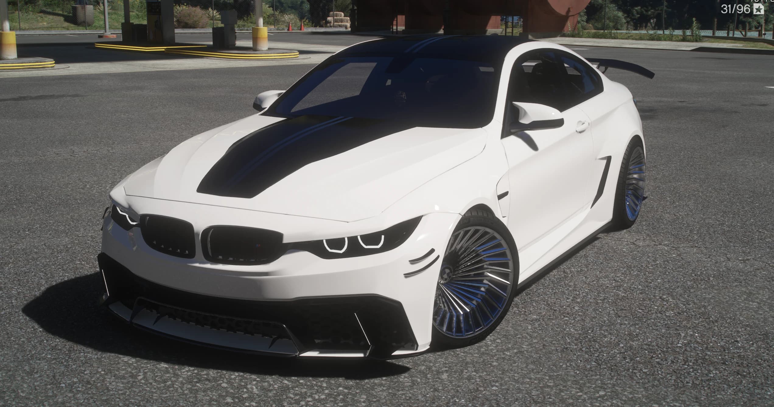 Vista frontal en tres cuartos del M4 widebody blanco con doble franja negra en el capó, techo negro, canards en el splitter delantero y llantas tipo turbofán con detalles azules