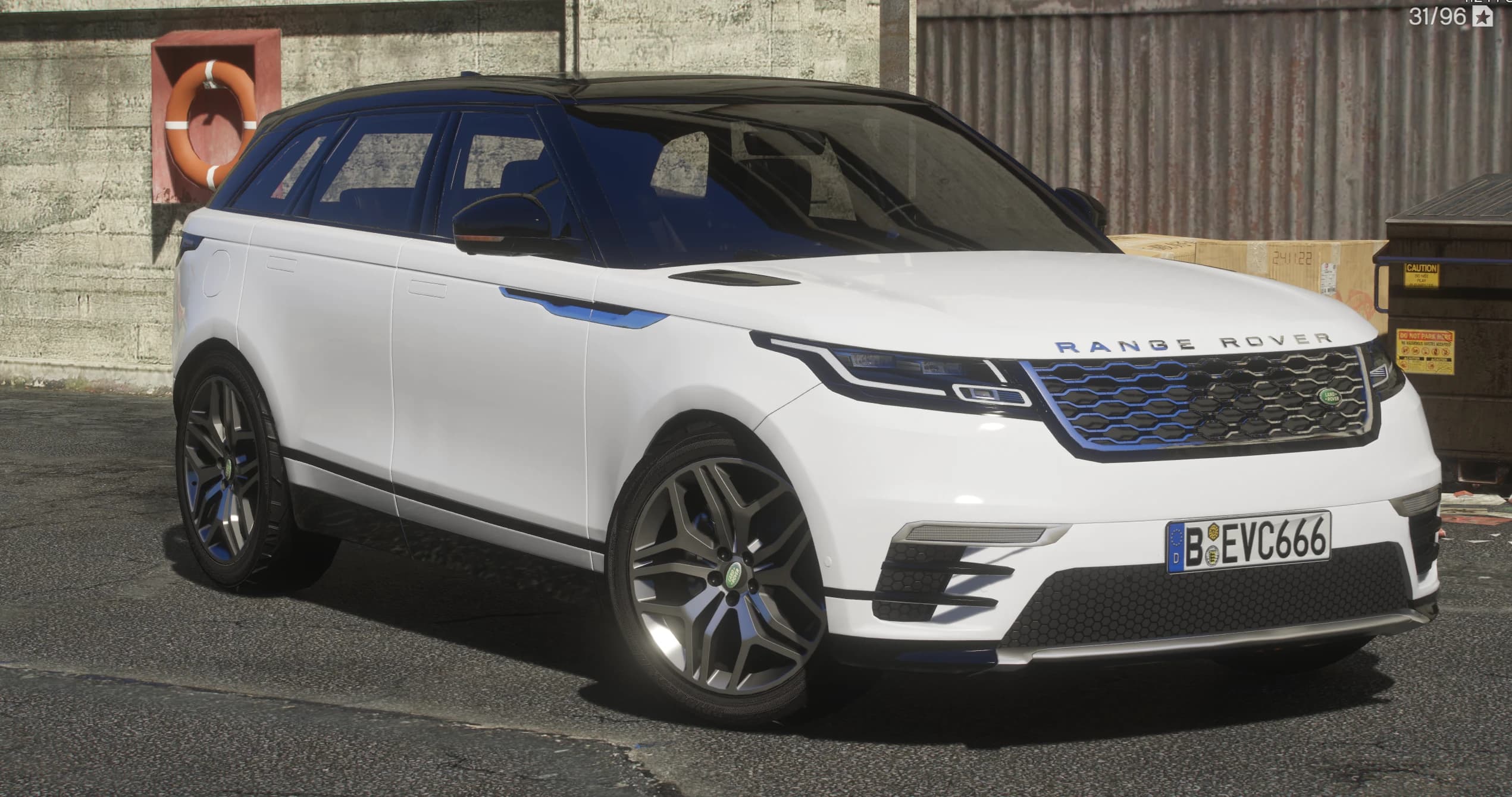 Vista frontal en tres cuartos del Velar blanco con su techo negro de contraste, la malla de la parrilla con tono azul y llantas grises de radios partidos