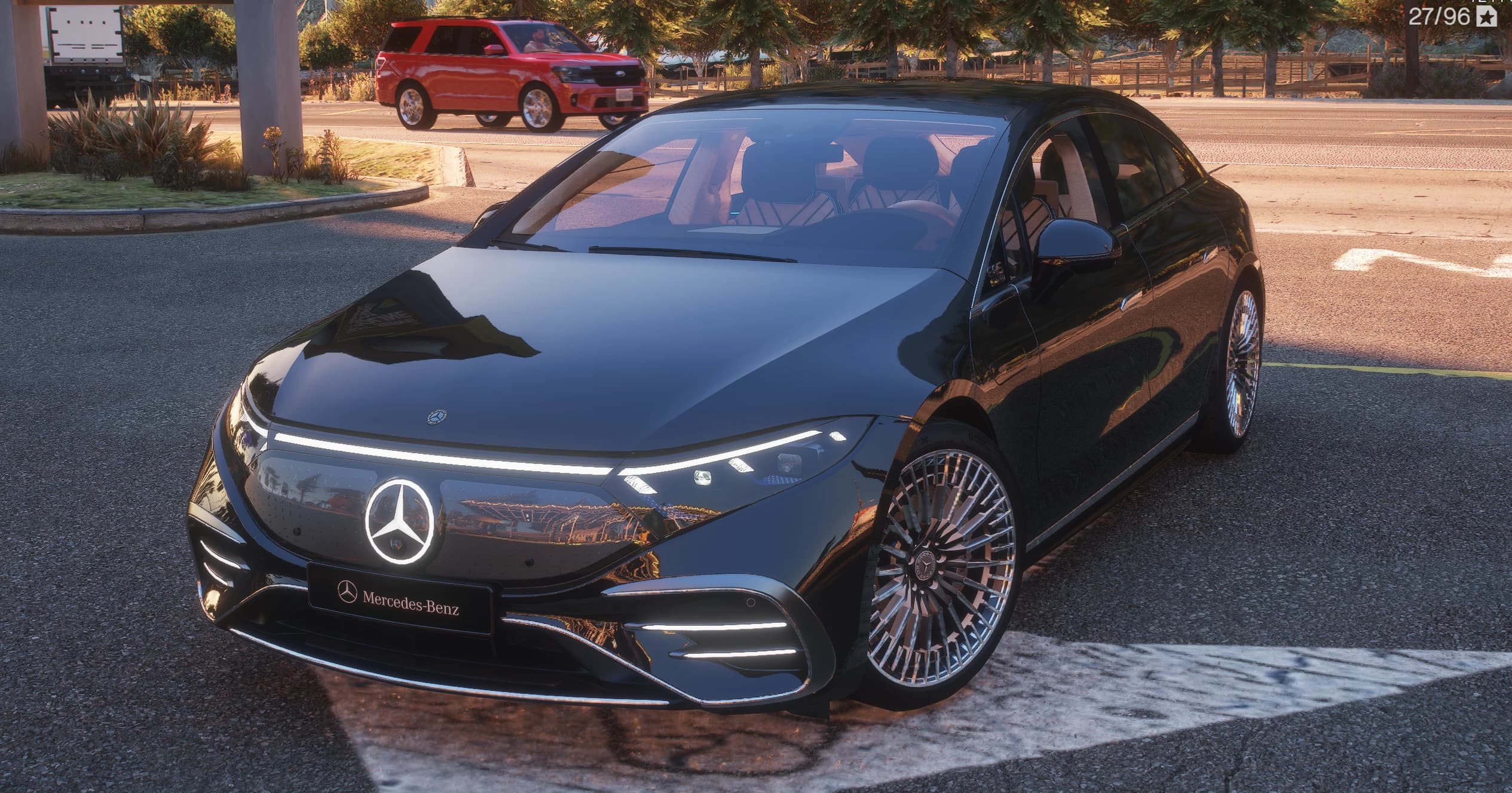 Mercedes-Benz EQS negro en tres cuartos delantero a la hora dorada, con la estrella iluminada en la parrilla de panel negro, la banda de luz diurna de lado a lado encendida, llantas multirradio cromadas e interior en tono claro