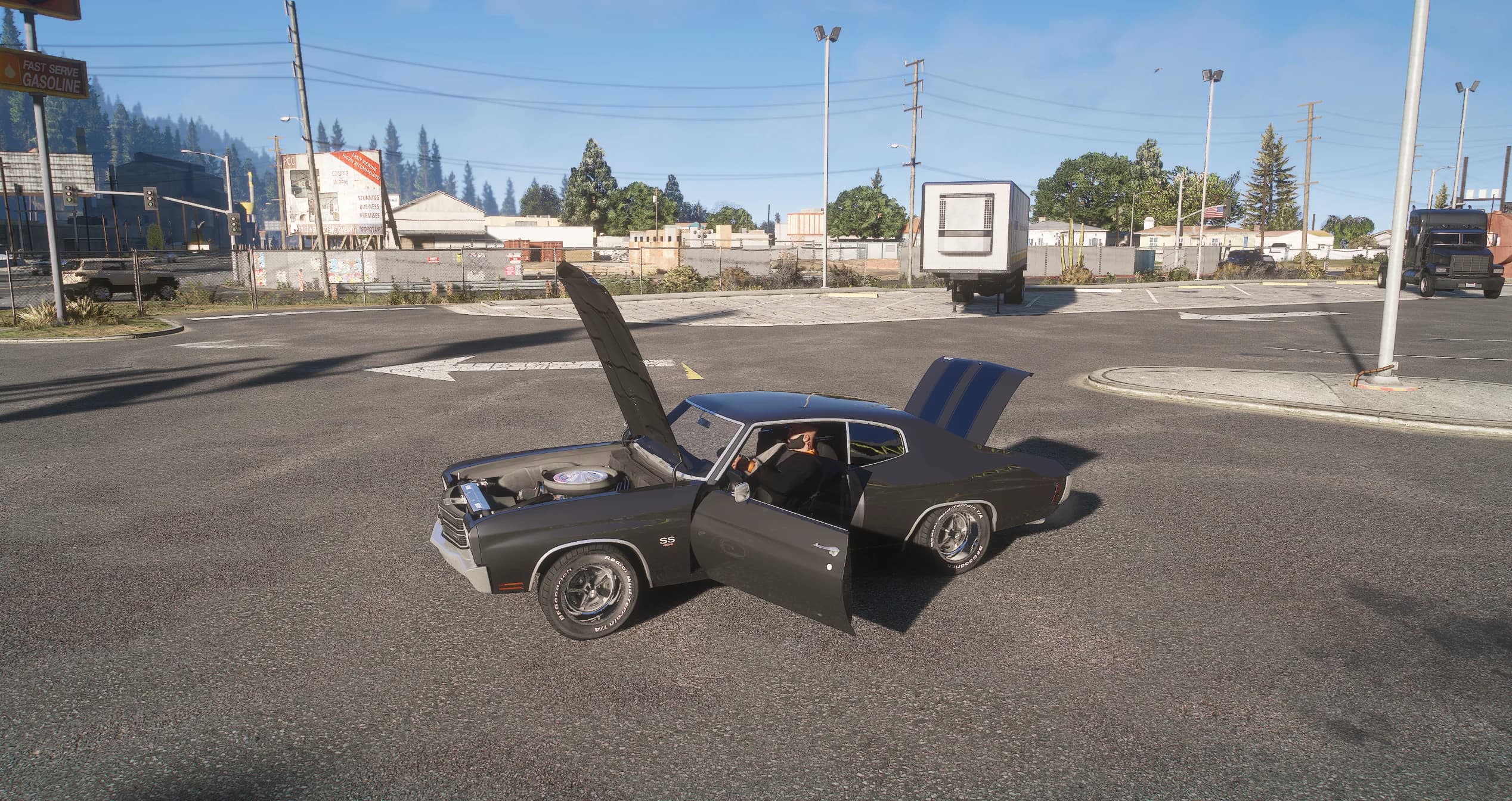 El Chevelle en un cruce con el capó, la puerta del conductor y el maletero abiertos, dejando ver el motor con su filtro de aire cromado, el conductor sentado dentro y las franjas azules de la tapa del maletero