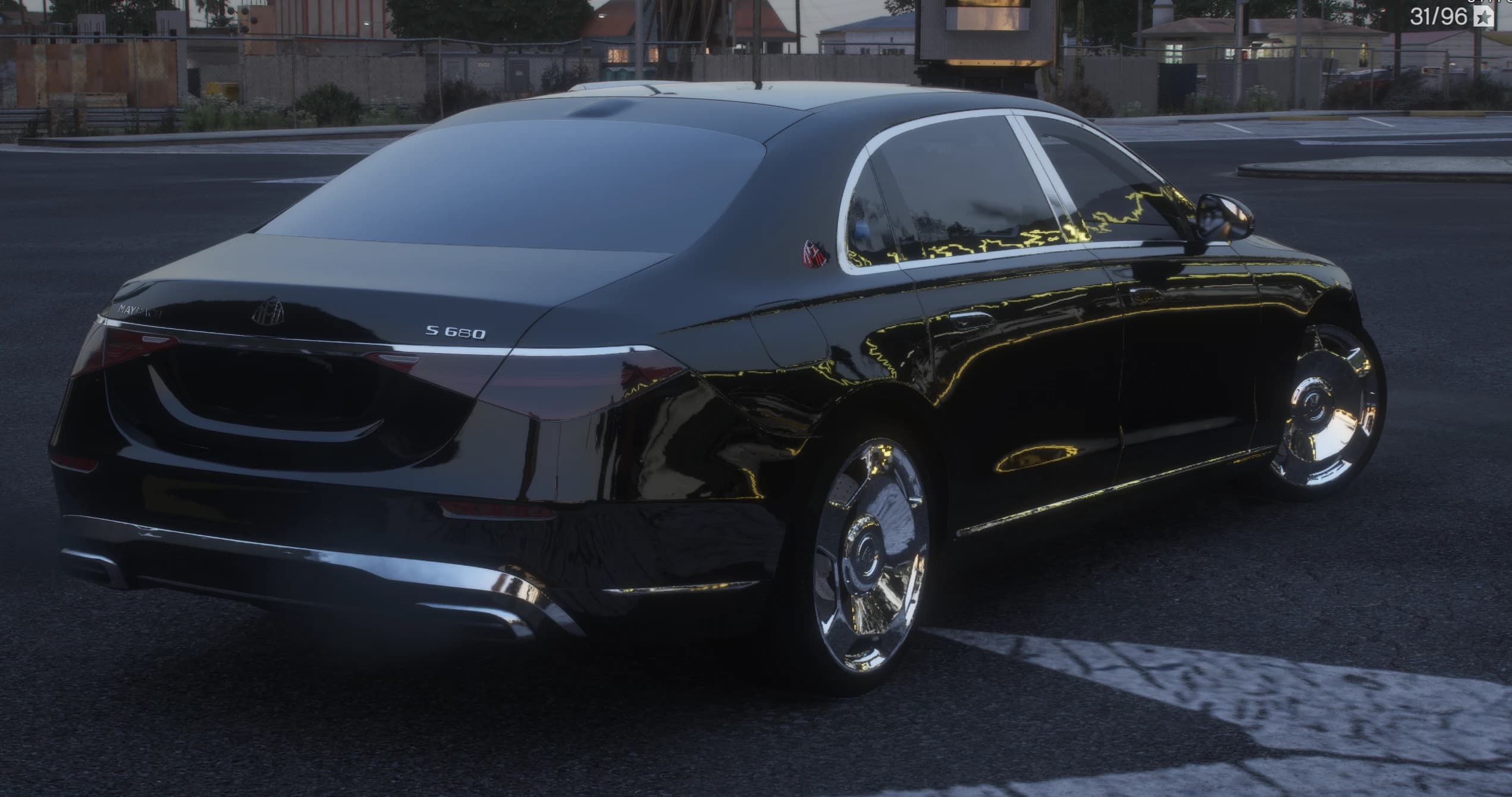 Vista trasera en tres cuartos con las letras MAYBACH en el maletero, el anagrama S 680, el embellecedor cromado del paragolpes y las llantas cromadas de plato