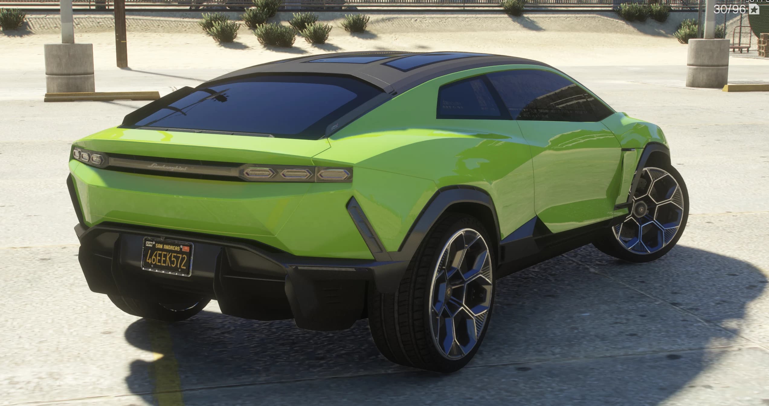 Tres cuartos trasero del Lanzador verde con la barra de luz de lado a lado y la inscripción Lamborghini, el difusor trasero y una matrícula de San Andreas con el texto 46EEK572