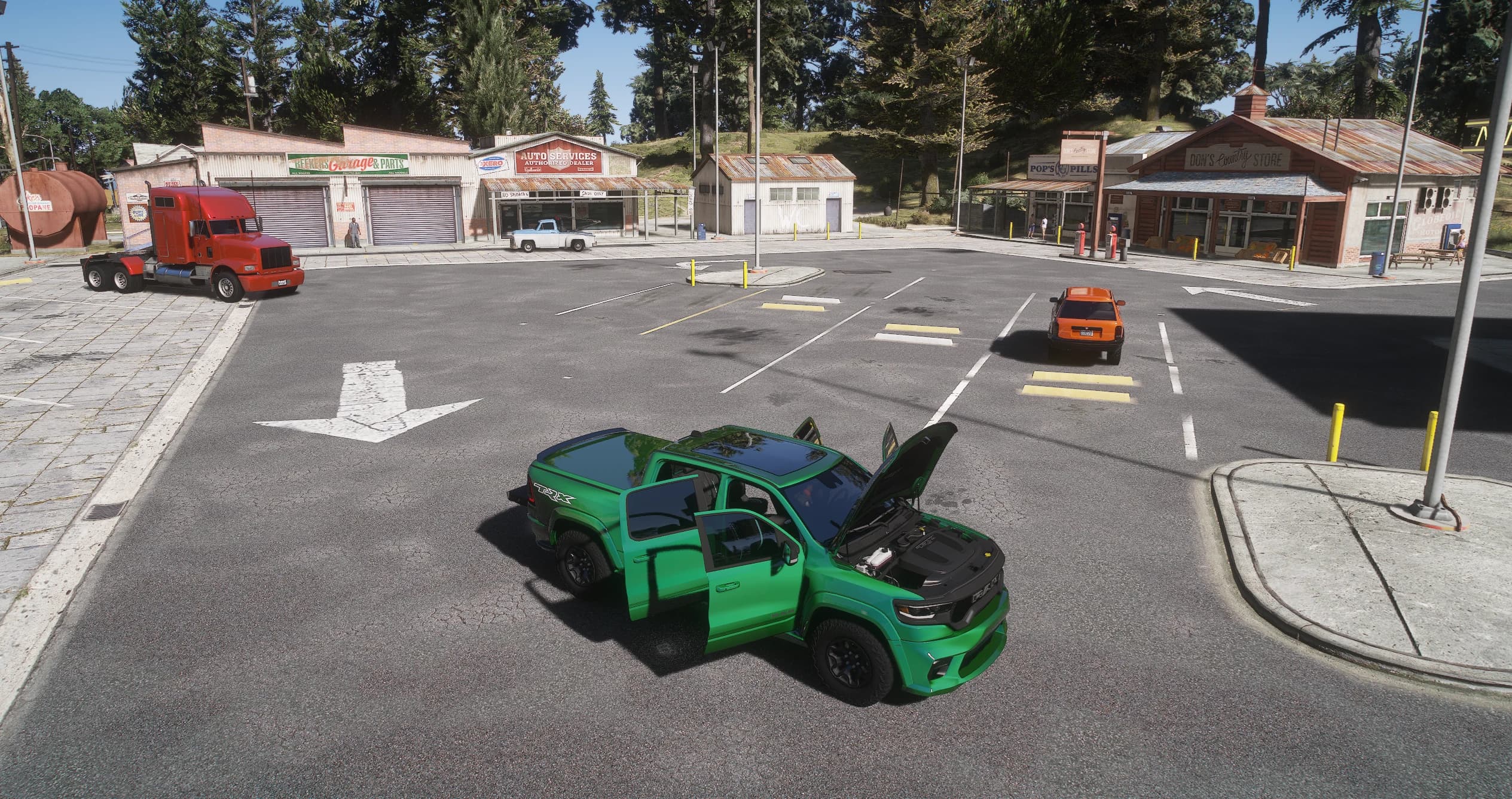 Plano elevado de la pickup en un aparcamiento de Sandy Shores con el capó y las dos puertas abiertas, dejando ver el vano motor, frente al taller Beeker's Garage y la tienda Don's Country Store