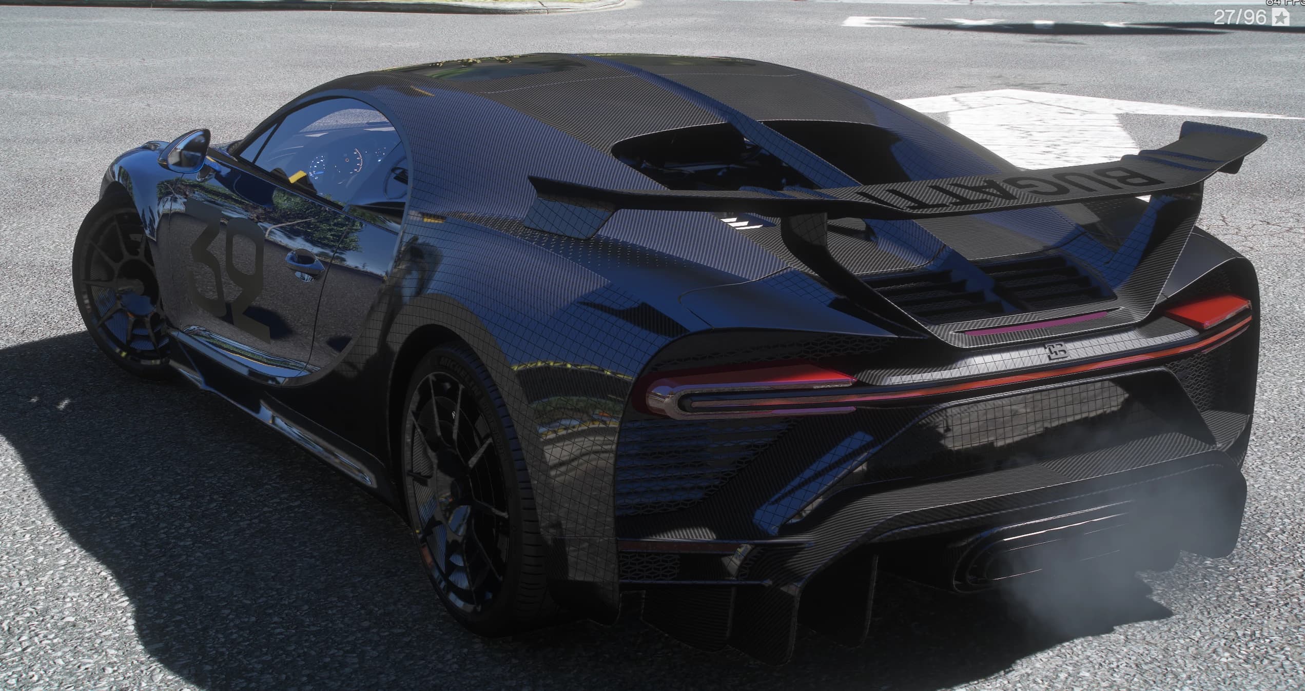 Tres cuartos trasero del Chiron con el piloto rojo de lado a lado encendido, el rótulo BUGATTI bajo el alerón grande, la cubierta trasera de carbono visto y el humo del escape saliendo del difusor