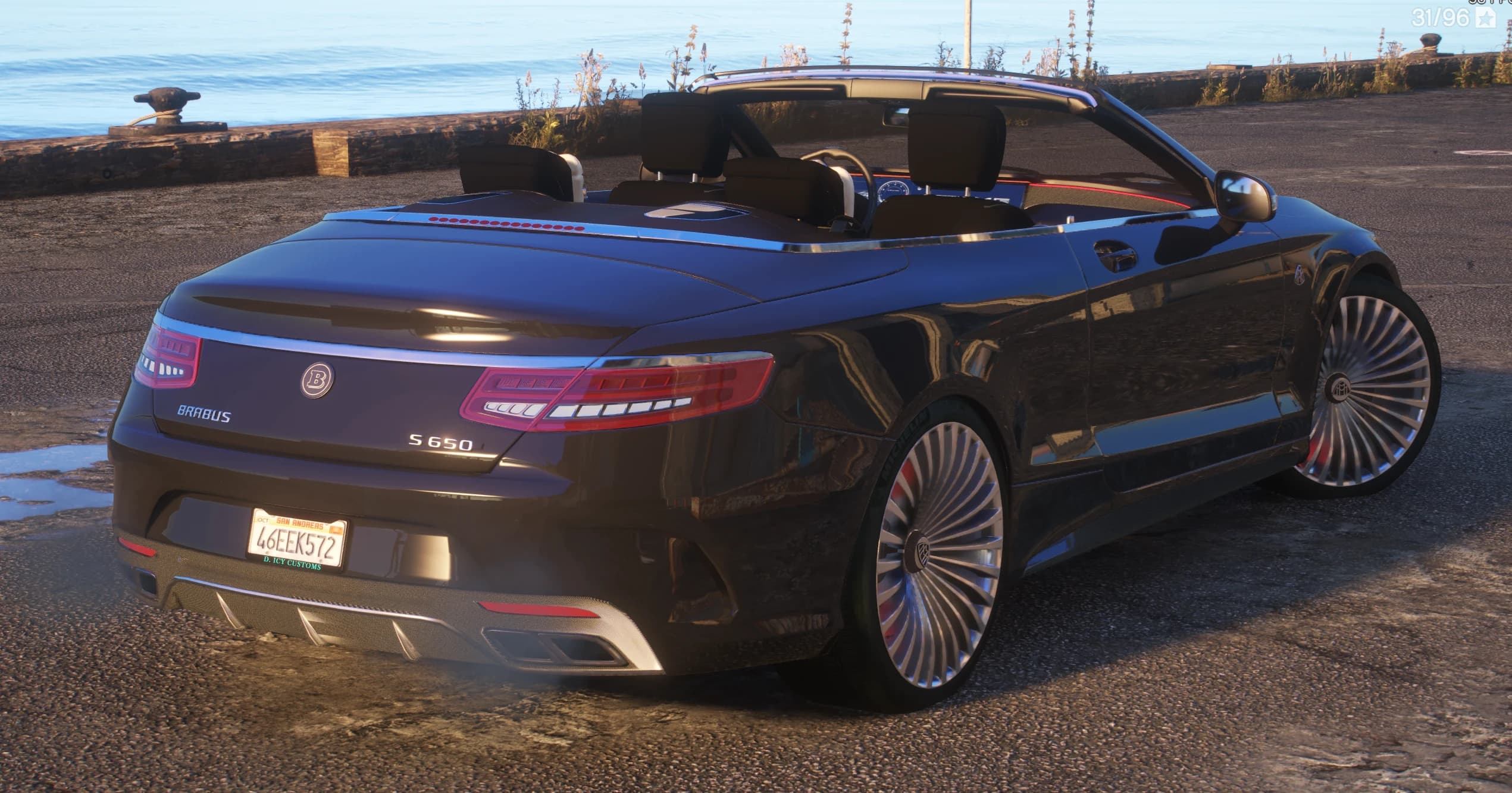 Vista trasera en tres cuartos en un muelle junto al mar con la capota bajada, con las insignias Brabus y S650, las cuatro salidas de escape y una matrícula de San Andreas con marco de D. Icy Customs