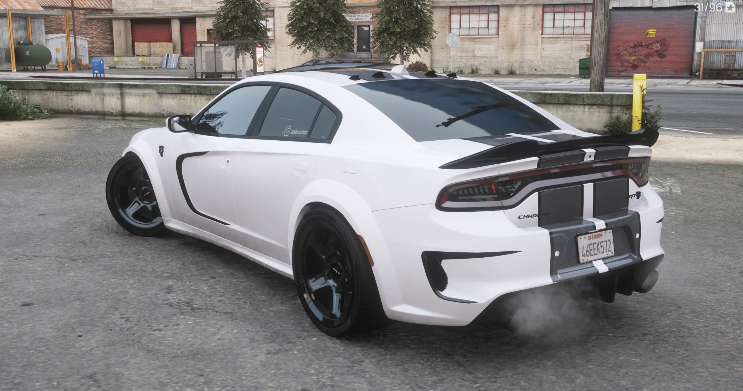 Vista trasera en tres cuartos con el alerón de cola de pato negro, los badges CHARGER y SRT, generadores de vórtices en el techo y los pasos de rueda widebody
