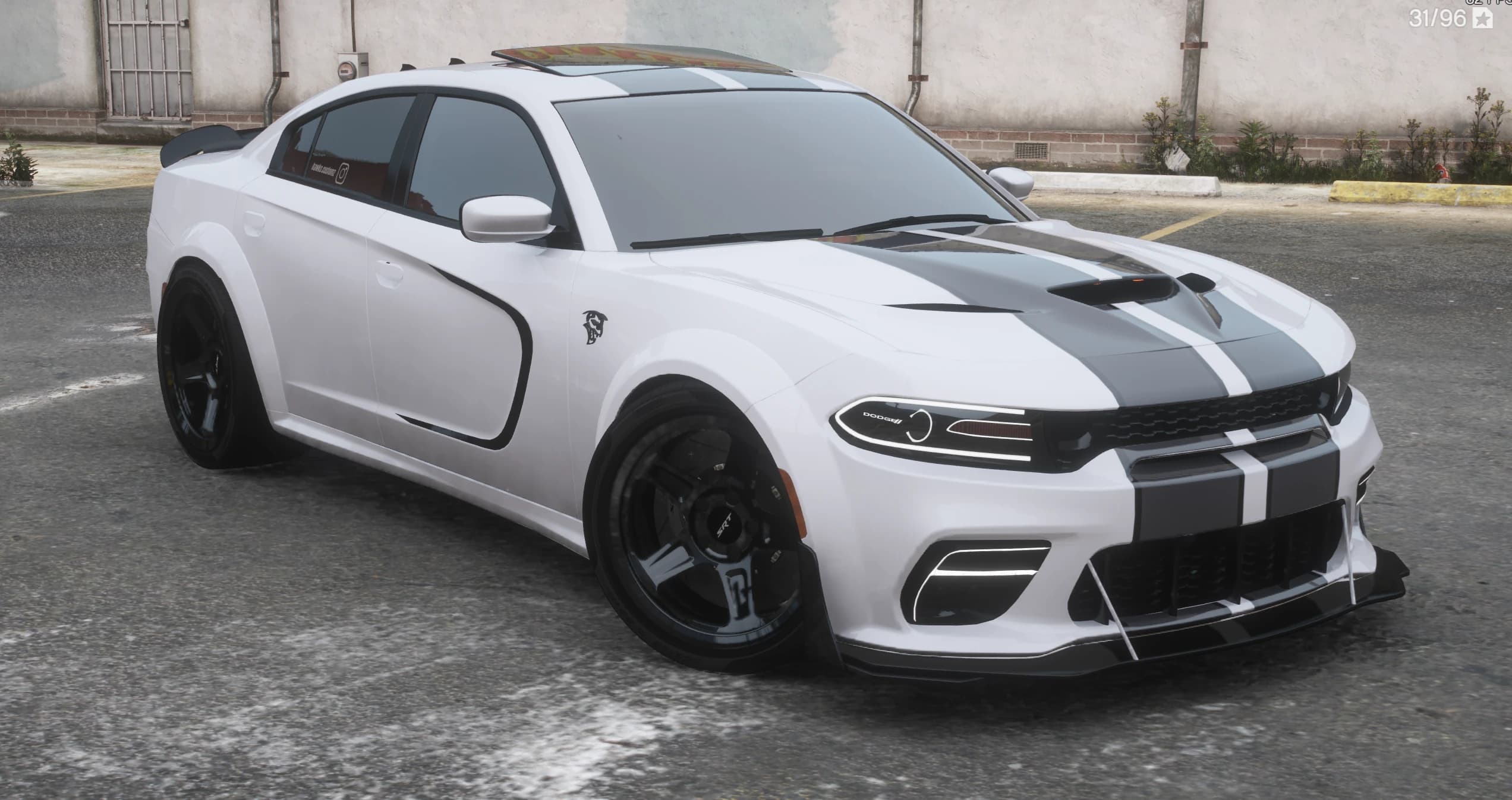 Vista frontal en tres cuartos del Charger widebody blanco con doble franja gris en el capó, tomas de aire, splitter con canards y llantas negras de cinco radios con tapas SRT