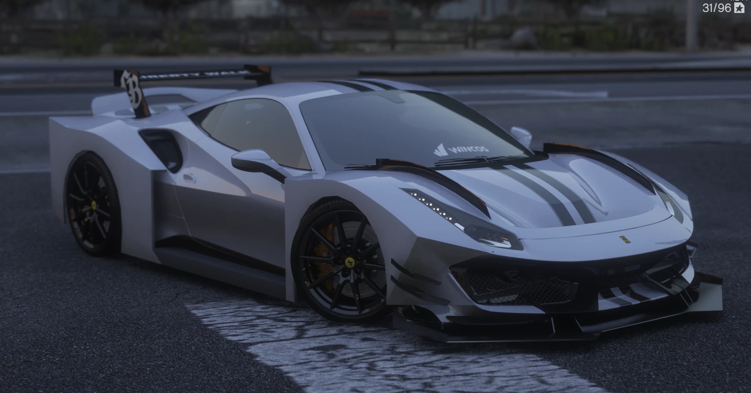 Vista frontal en tres cuartos del Ferrari 488 Pista blanco con los guardabarros cuadrados de Liberty Walk, doble franja negra, splitter escalonado y el alerón alto LB al anochecer