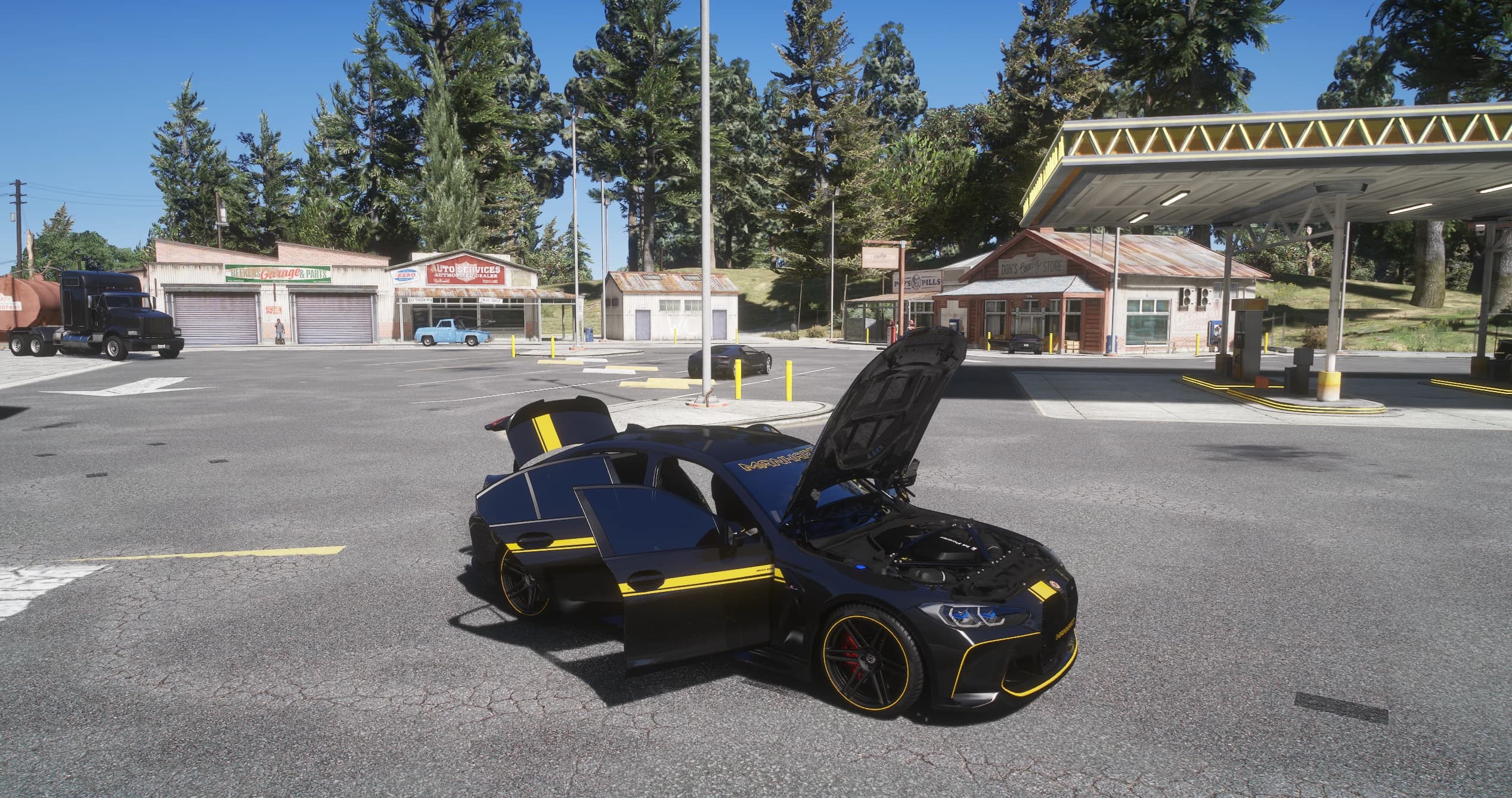 El MH3 600 aparcado en una gasolinera de Sandy Shores con el capó, la puerta del conductor y el maletero abiertos, dejando ver el vano motor modelado
