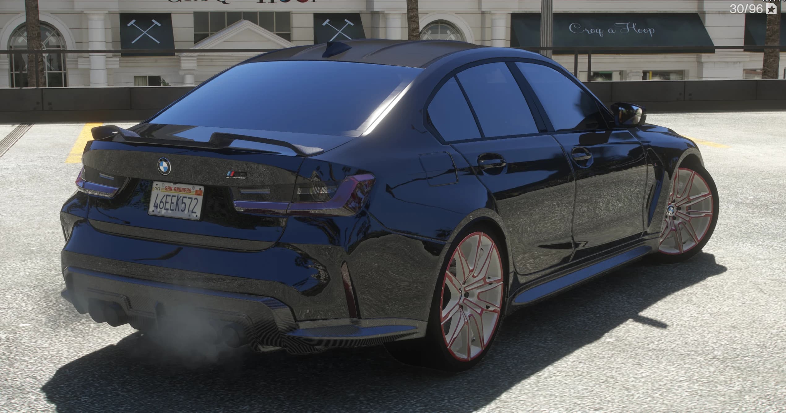 Tres cuartos trasero del M3 Vorsteiner negro con alerón tipo ducktail y los cuatro escapes soltando humo, con la matrícula de San Andreas a la vista