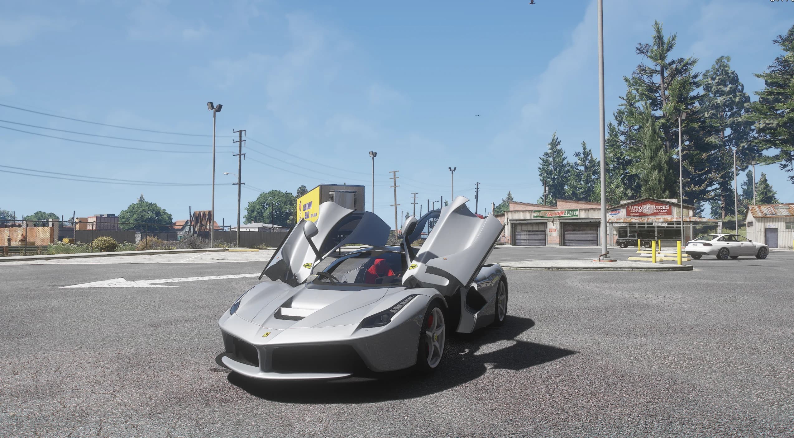 El LaFerrari aparcado en un cruce rural junto a un taller Auto Services con las dos puertas de mariposa levantadas, dejando ver los asientos rojos del interior