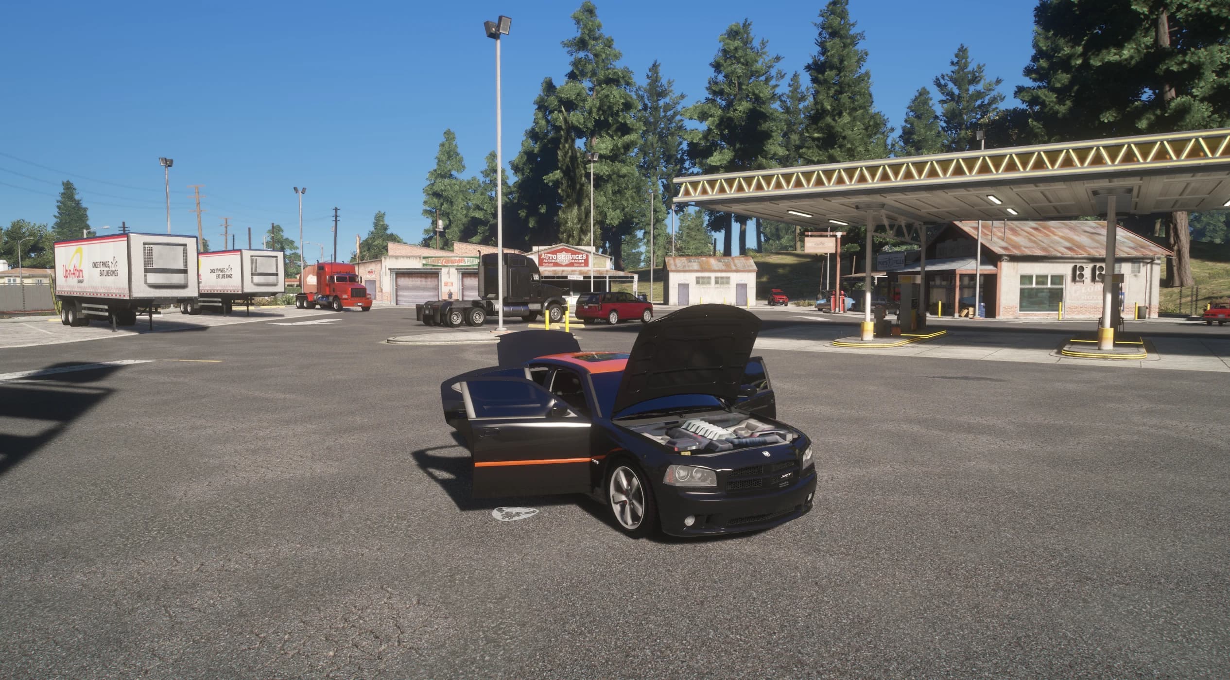 Plano general en una gasolinera y taller rurales con el capó y las puertas del Charger abiertos sobre el vano del motor HEMI, rodeado de camiones y remolques aparcados