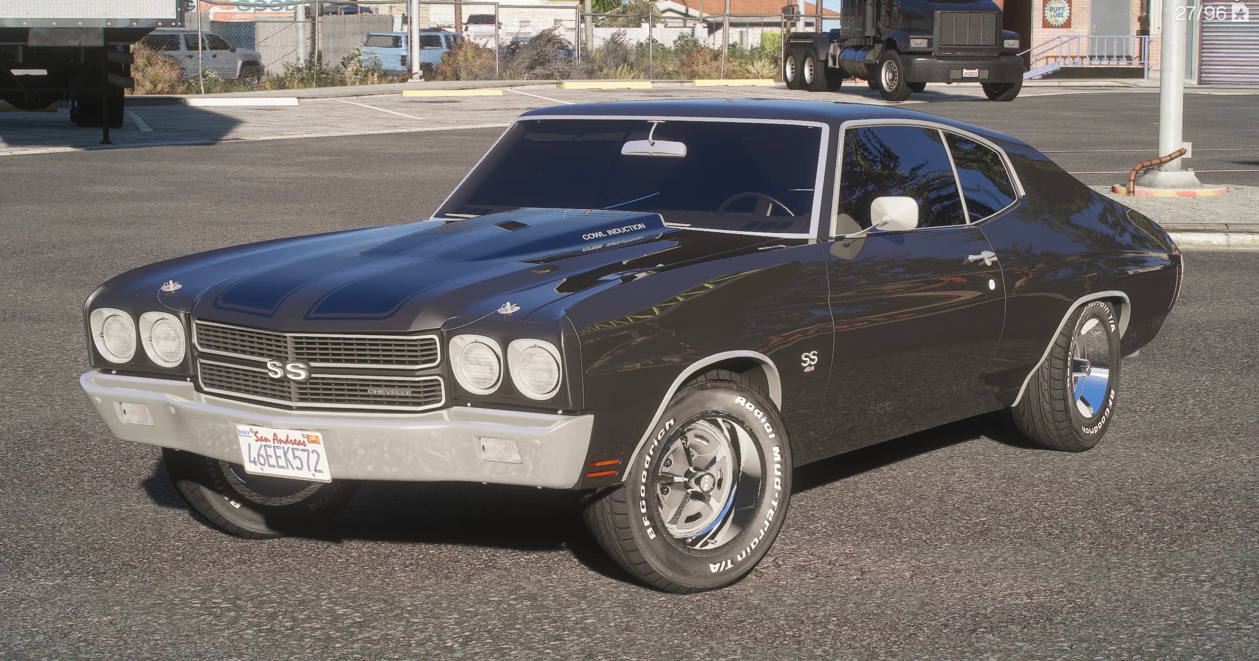 Chevrolet Chevelle SS de 1970 en negro y en tres cuartos delantero, con el capó Cowl Induction y sus franjas azules, cuatro faros redondos, insignia SS en la parrilla, paragolpes cromado y neumáticos BFGoodrich de letras blancas sobre llantas rally