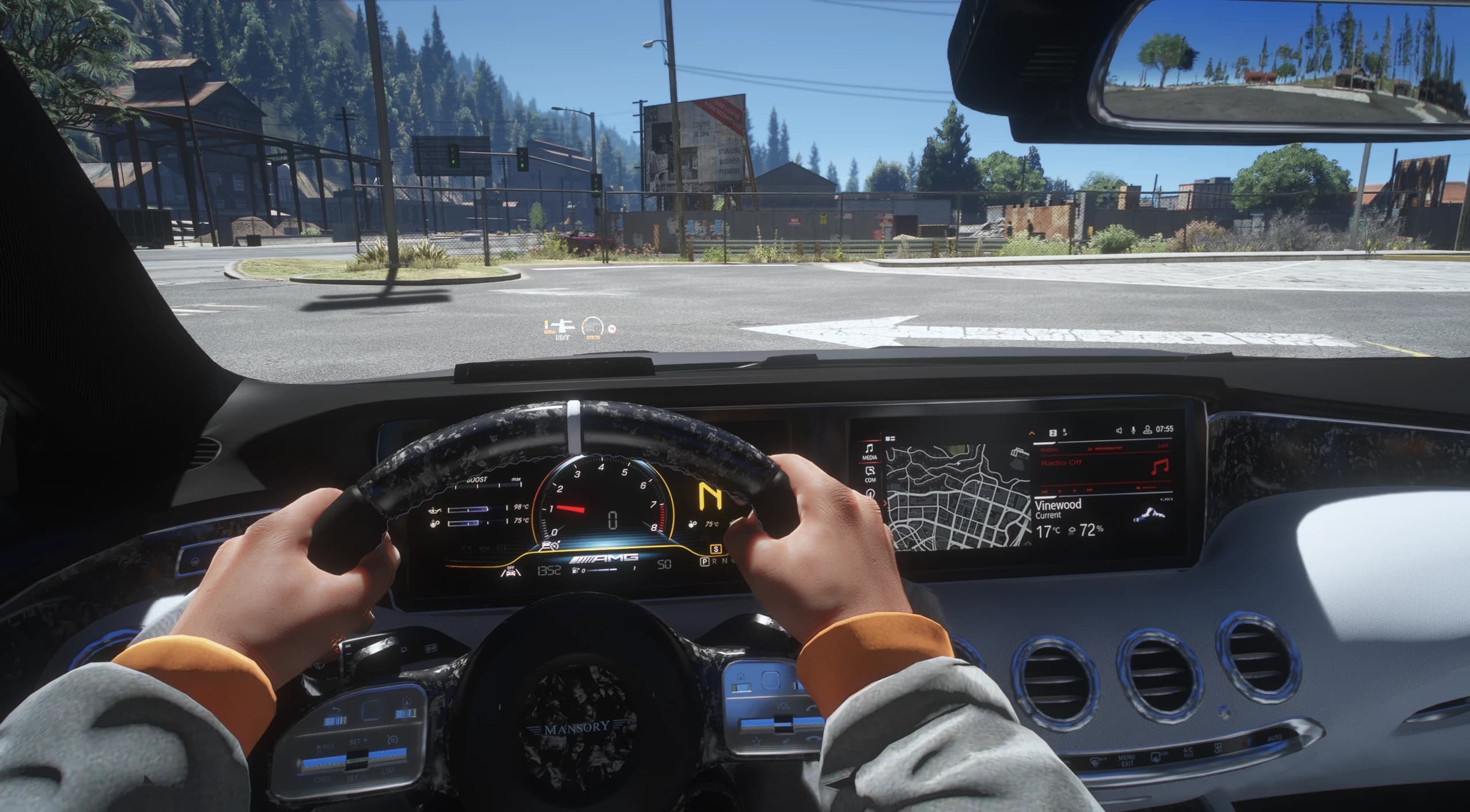 Vista en primera persona del volante Mansory de carbono forjado con su franja central blanca, el cuadro digital AMG con reloj de presión y la pantalla ancha del salpicadero con el mapa