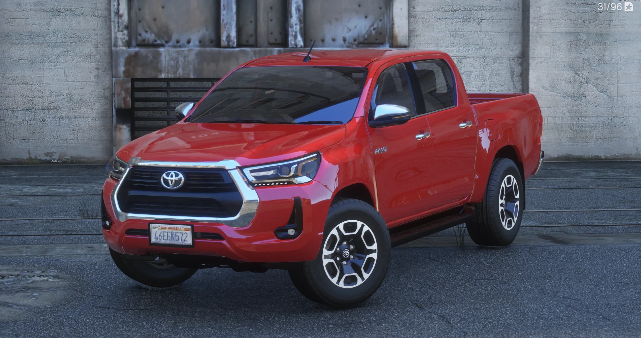 Vista frontal en tres cuartos del Hilux doble cabina rojo con la parrilla enmarcada en cromo, el emblema de Toyota, faros LED y llantas bitono