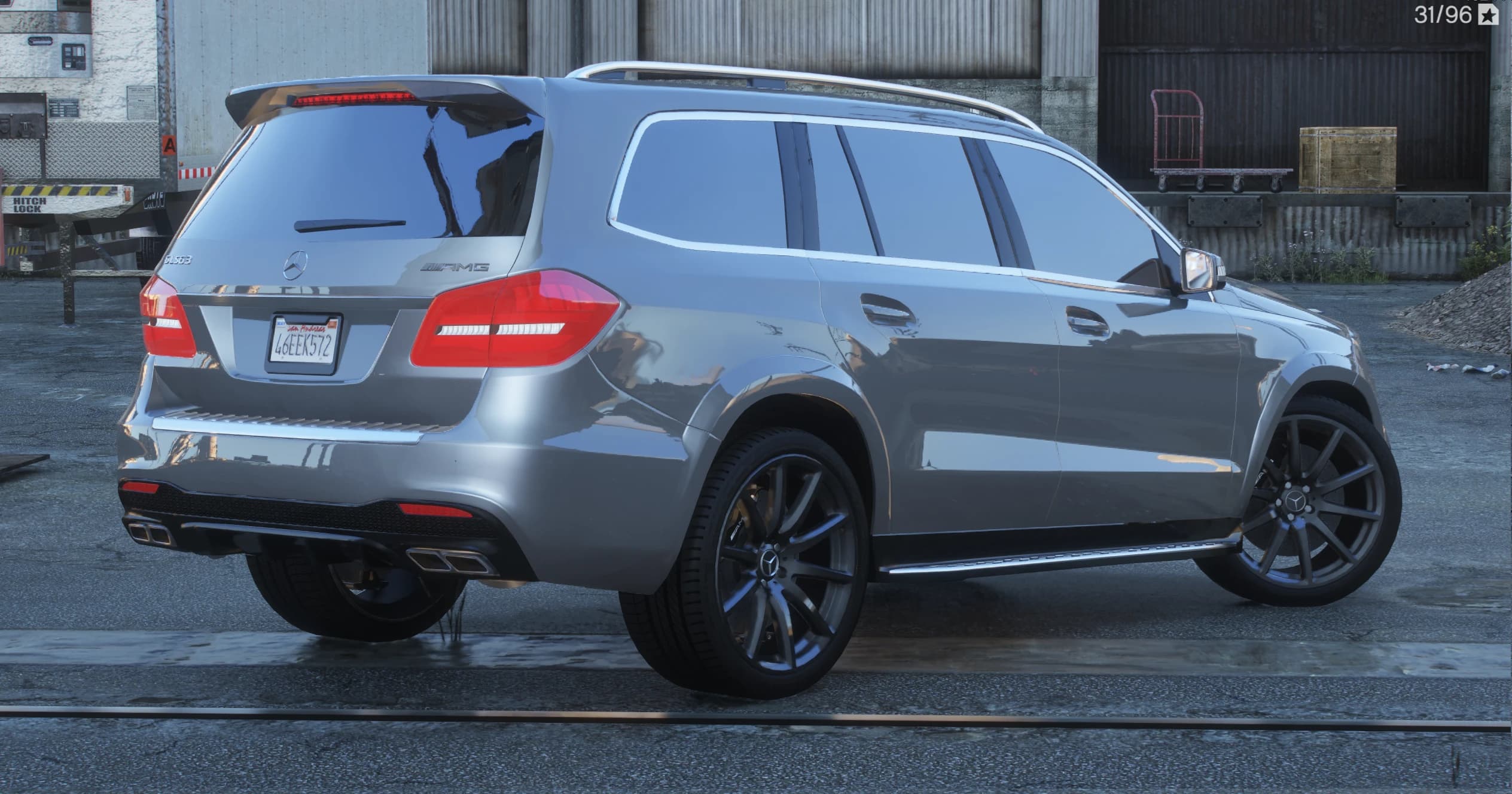 Vista trasera en tres cuartos con los emblemas GLS63 y AMG, el alerón de techo y las cuatro salidas de escape cuadradas cromadas