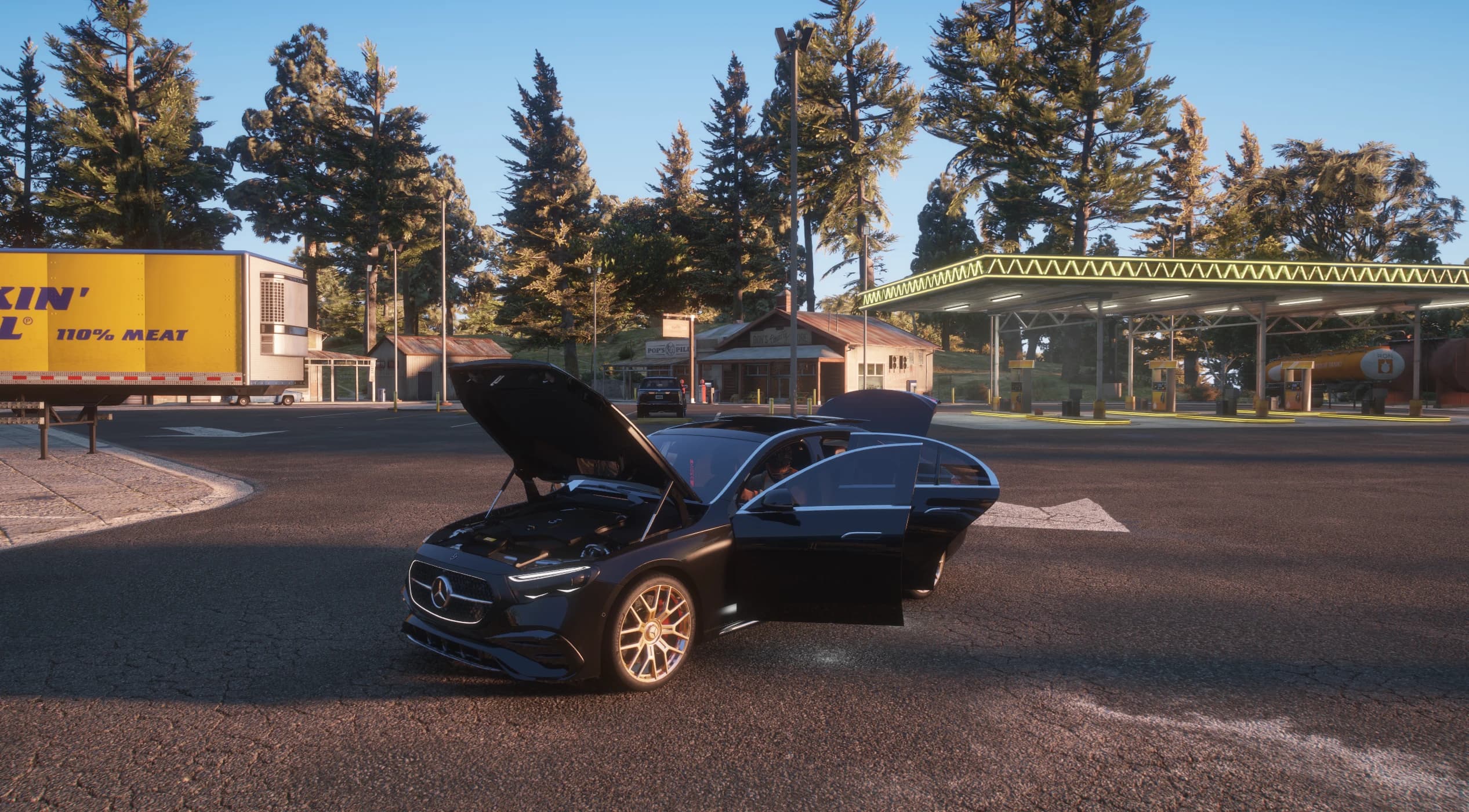 El E350 con el capó y una puerta abiertos en una gasolinera rural al atardecer, mostrando el vano motor modelado