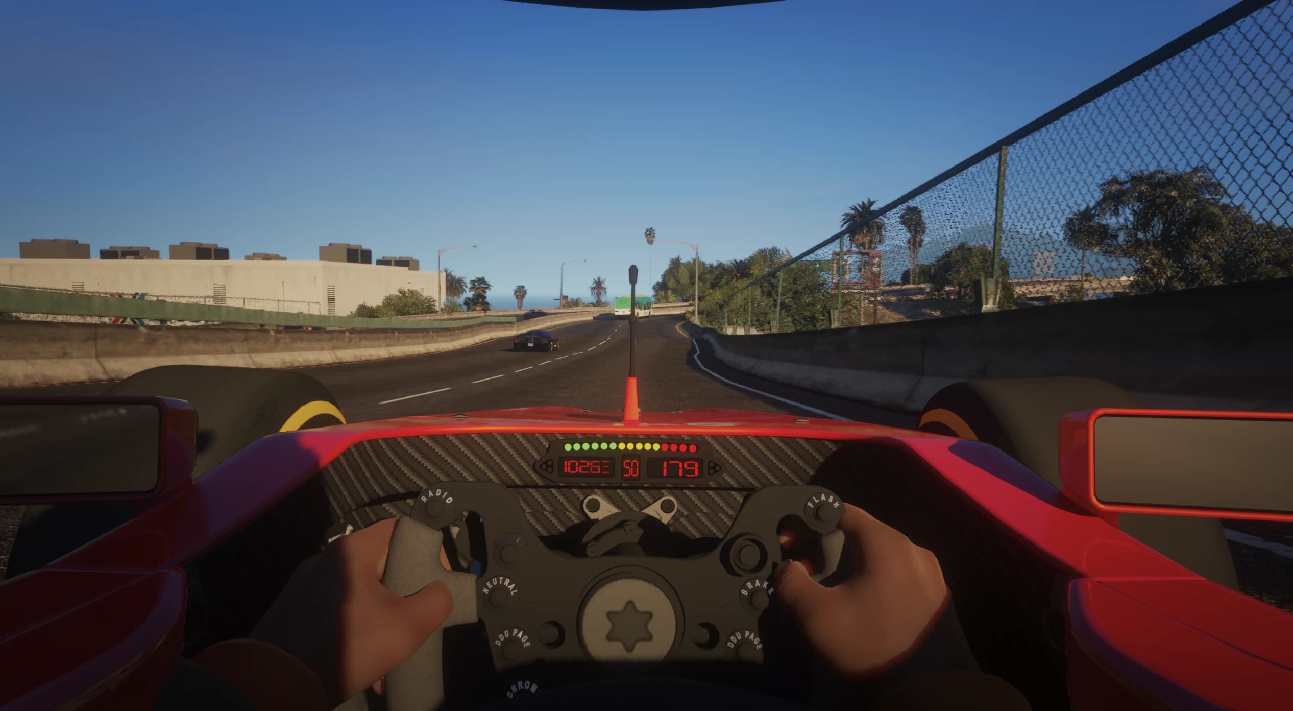 Vista en primera persona a toda velocidad con el volante de fibra de carbono, las luces de cambio y el velocímetro digital en una autopista de Los Santos