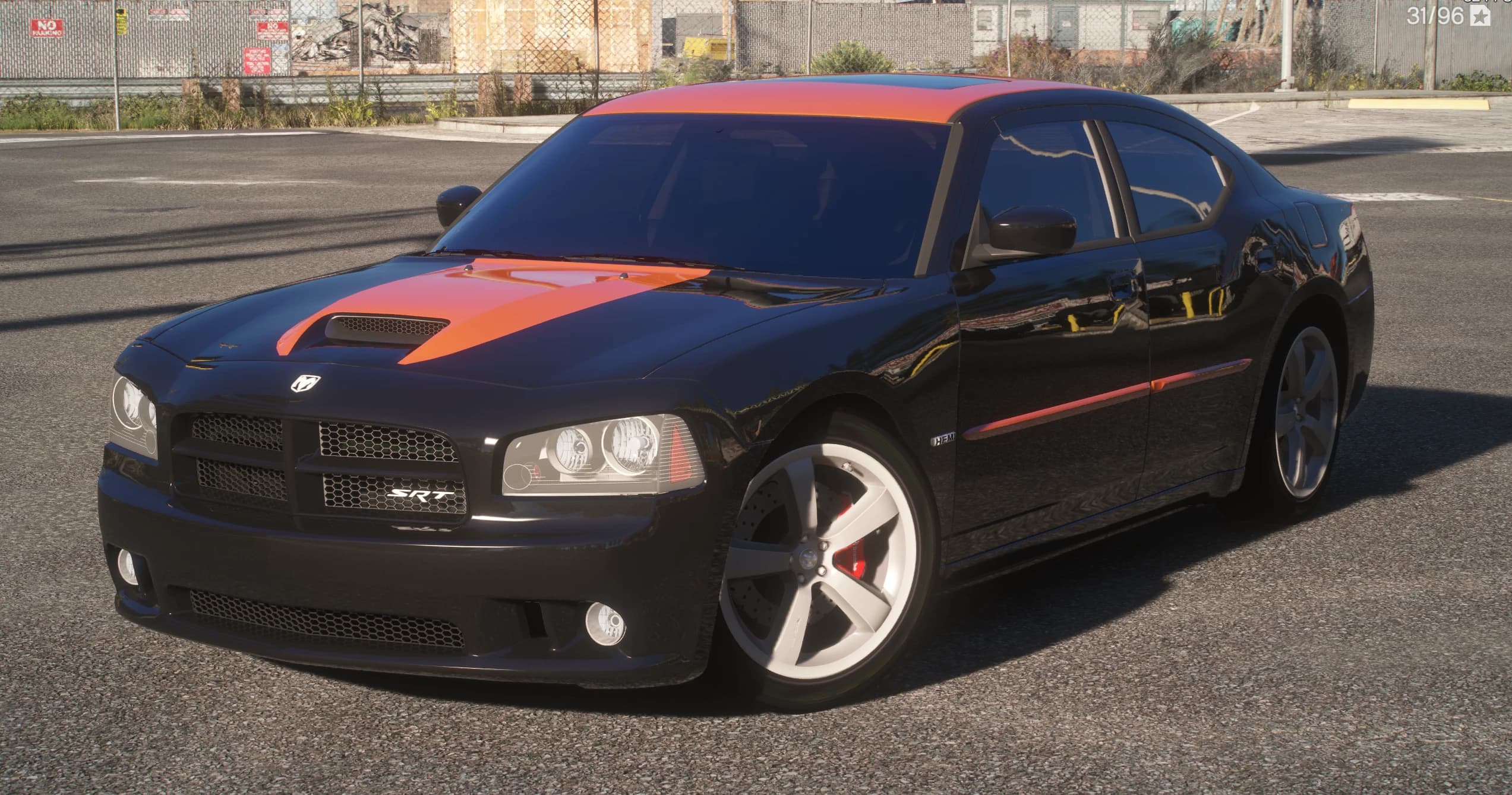 Vista frontal en tres cuartos del Charger SRT8 negro con la franja naranja de la toma del capó, el emblema SRT en la parrilla en cruz y pinzas rojas tras las llantas plateadas de cinco radios