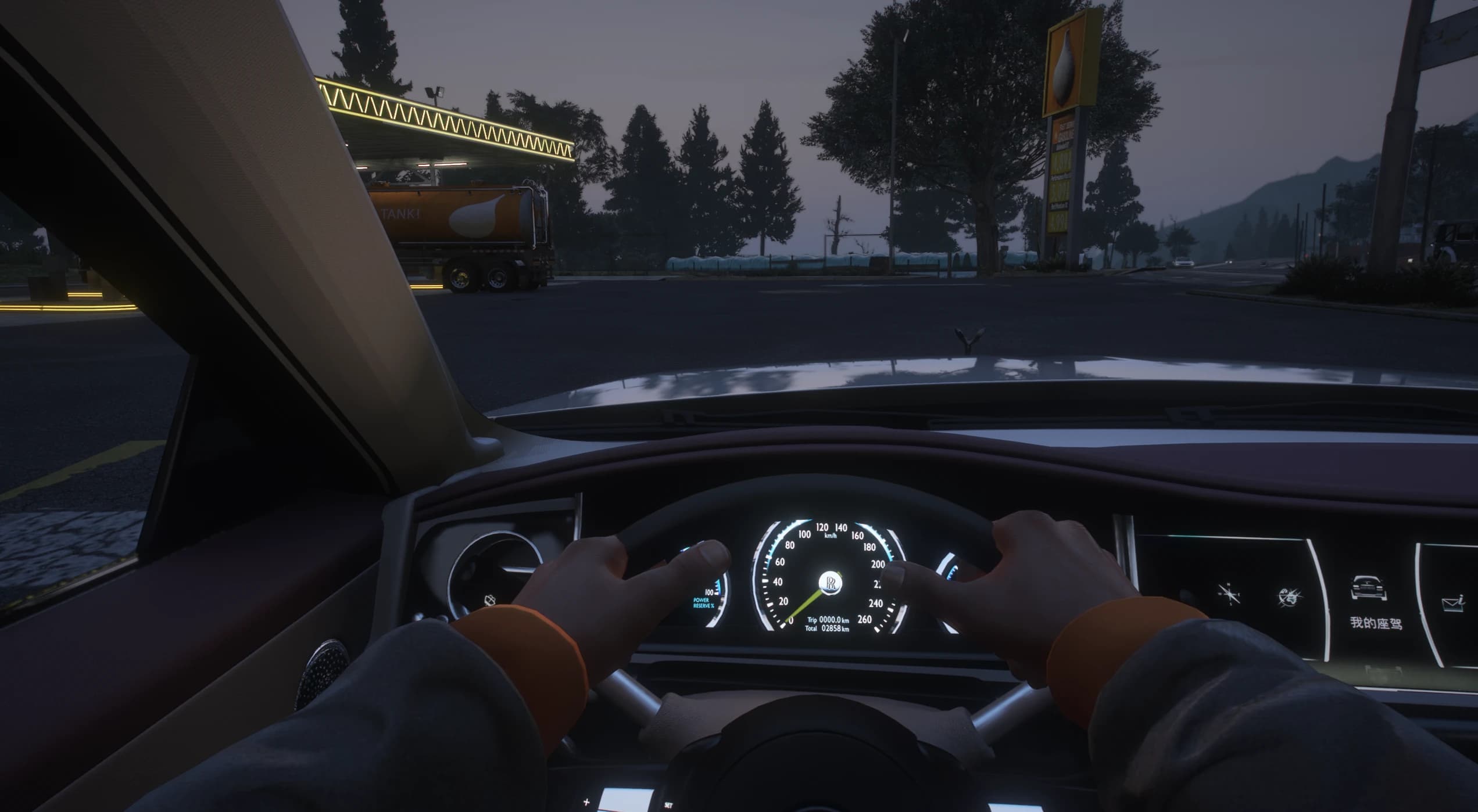 Vista en primera persona al anochecer con el reloj Power Reserve, el velocímetro en km/h con el emblema RR y los menús de la pantalla lateral, parte de ellos en chino