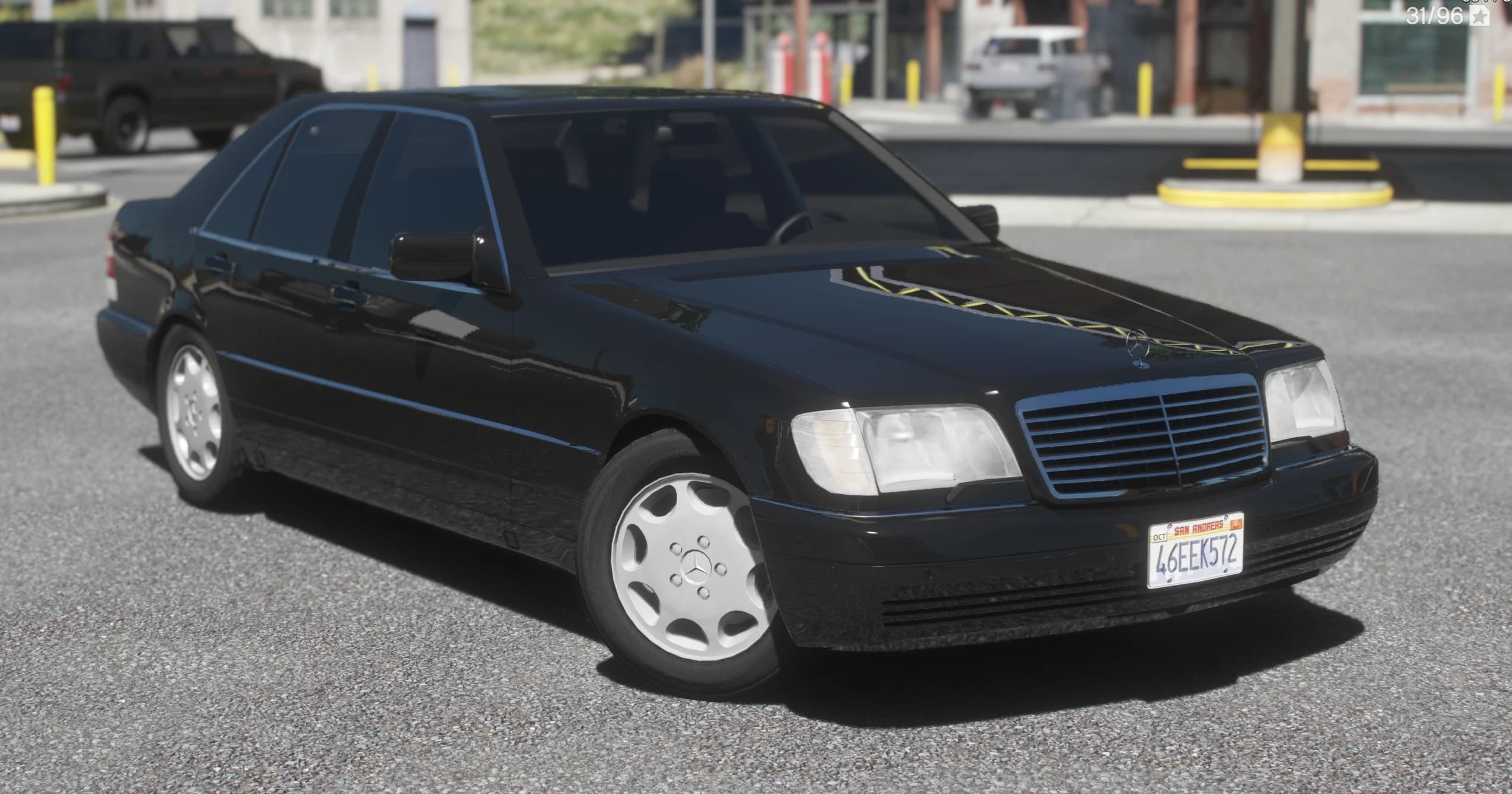 Vista frontal en tres cuartos del S600 W140 negro con faros de lente clara, llantas de ocho huecos y la matrícula de San Andreas, aparcado en una gasolinera