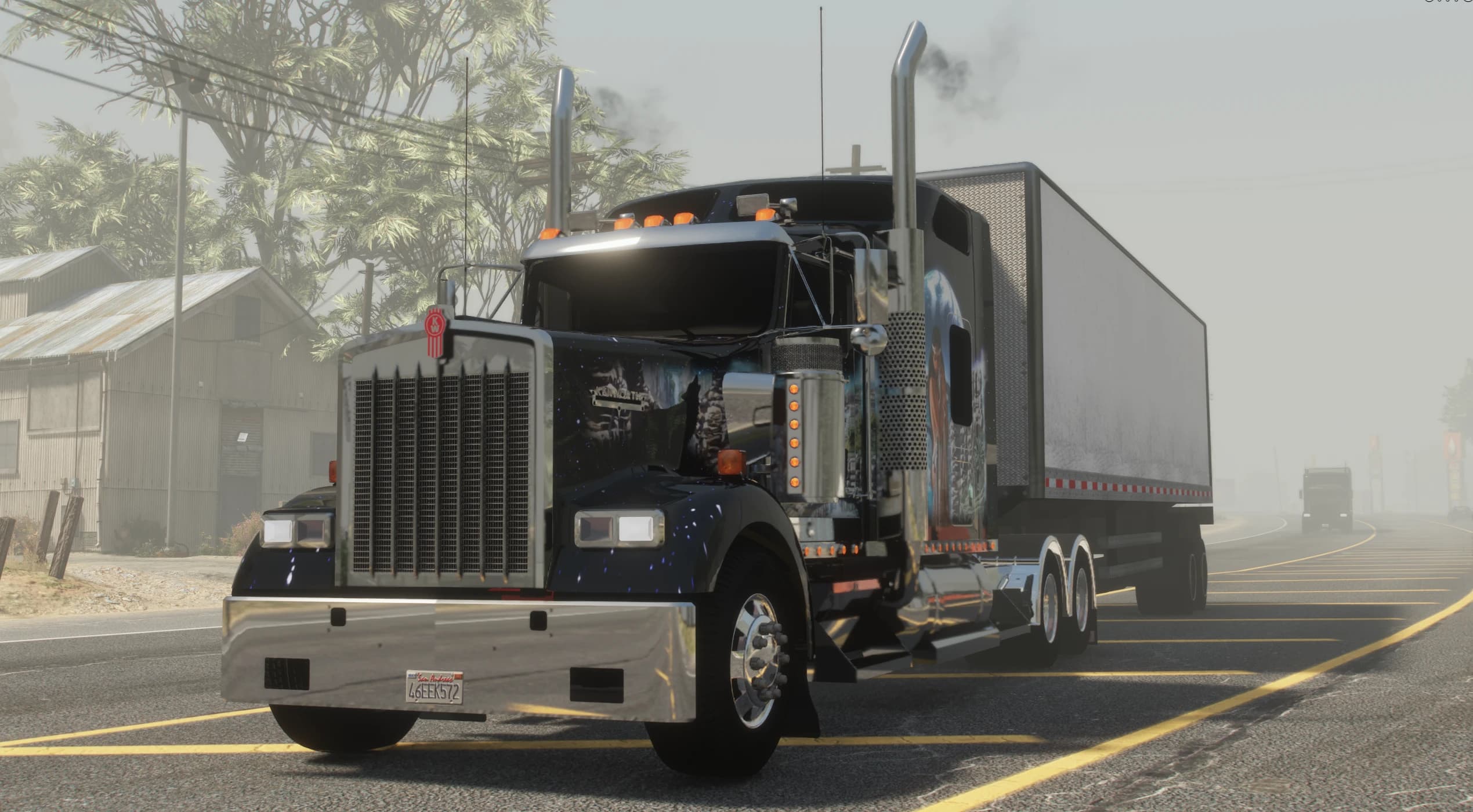 Vista frontal en tres cuartos del Kenworth W900 negro con un vinilo aerografiado tirando de un tráiler blanco por una autopista con niebla, con parachoques cromado y doble chimenea de escape