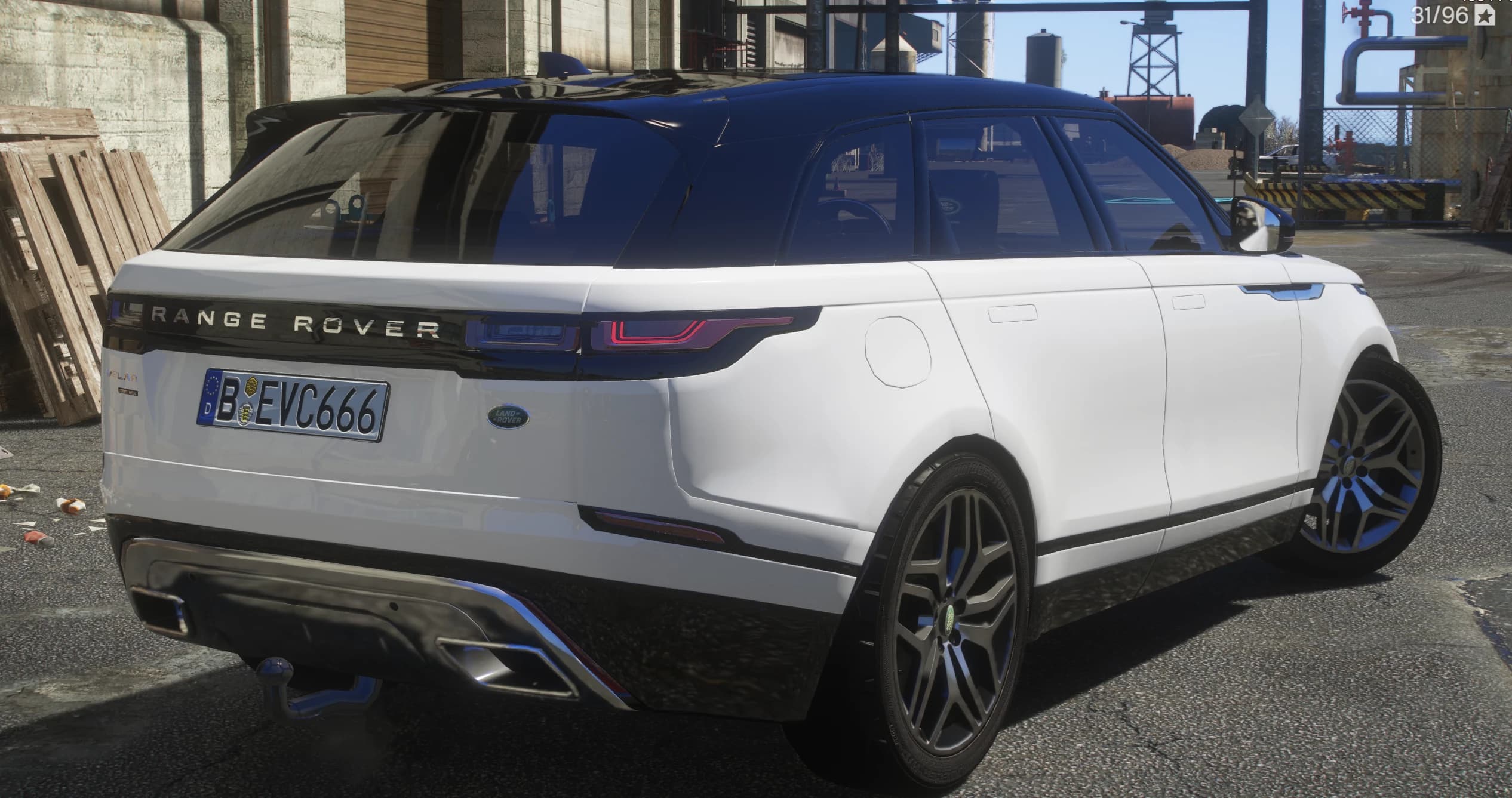 Vista trasera en tres cuartos con los pilotos finos envolventes, las letras Range Rover en el portón y la bola de remolque bajo el paragolpes