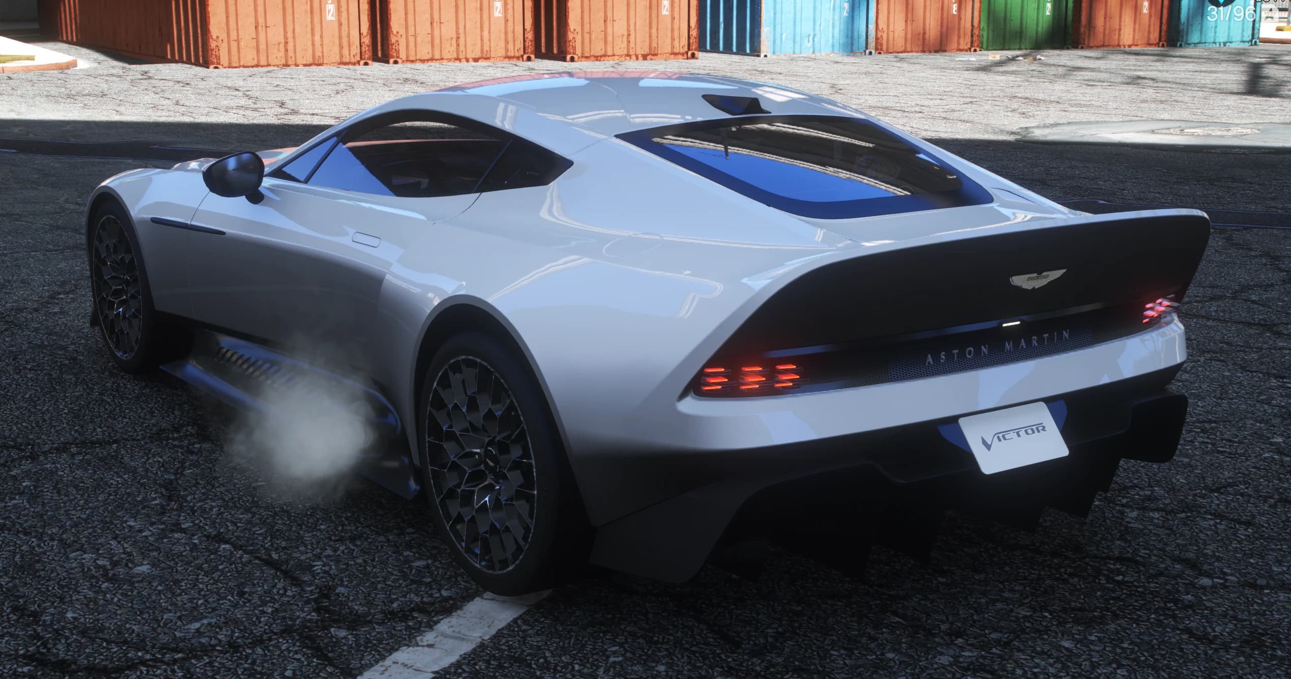 Vista trasera en tres cuartos del Victor con su cola kamm de carbono, las letras Aston Martin sobre la barra de luz y matrícula VICTOR