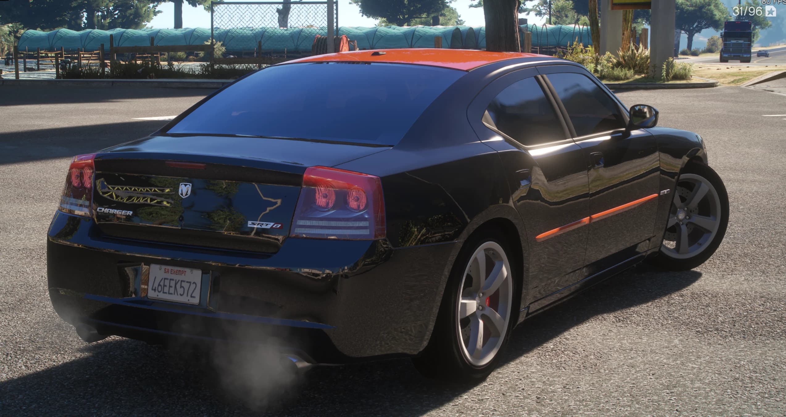 Vista trasera en tres cuartos con los emblemas Charger y SRT8 en el maletero, el techo y la franja lateral naranjas y humo del escape junto a una granja de carretera