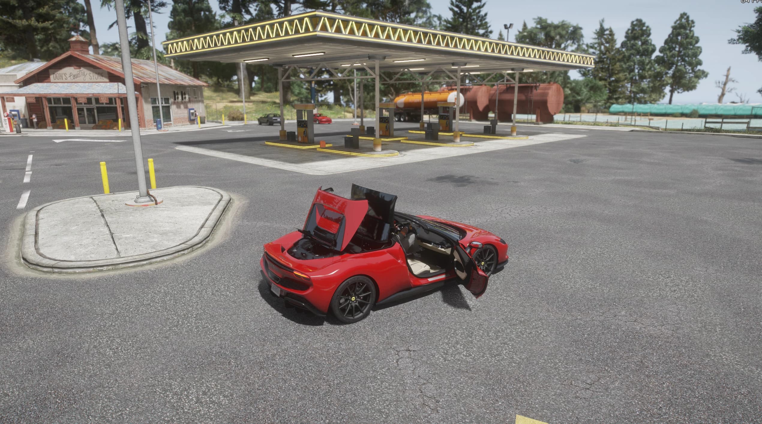 Vista en picado del 296 GTS rojo con una puerta y el maletero delantero abiertos en una gasolinera