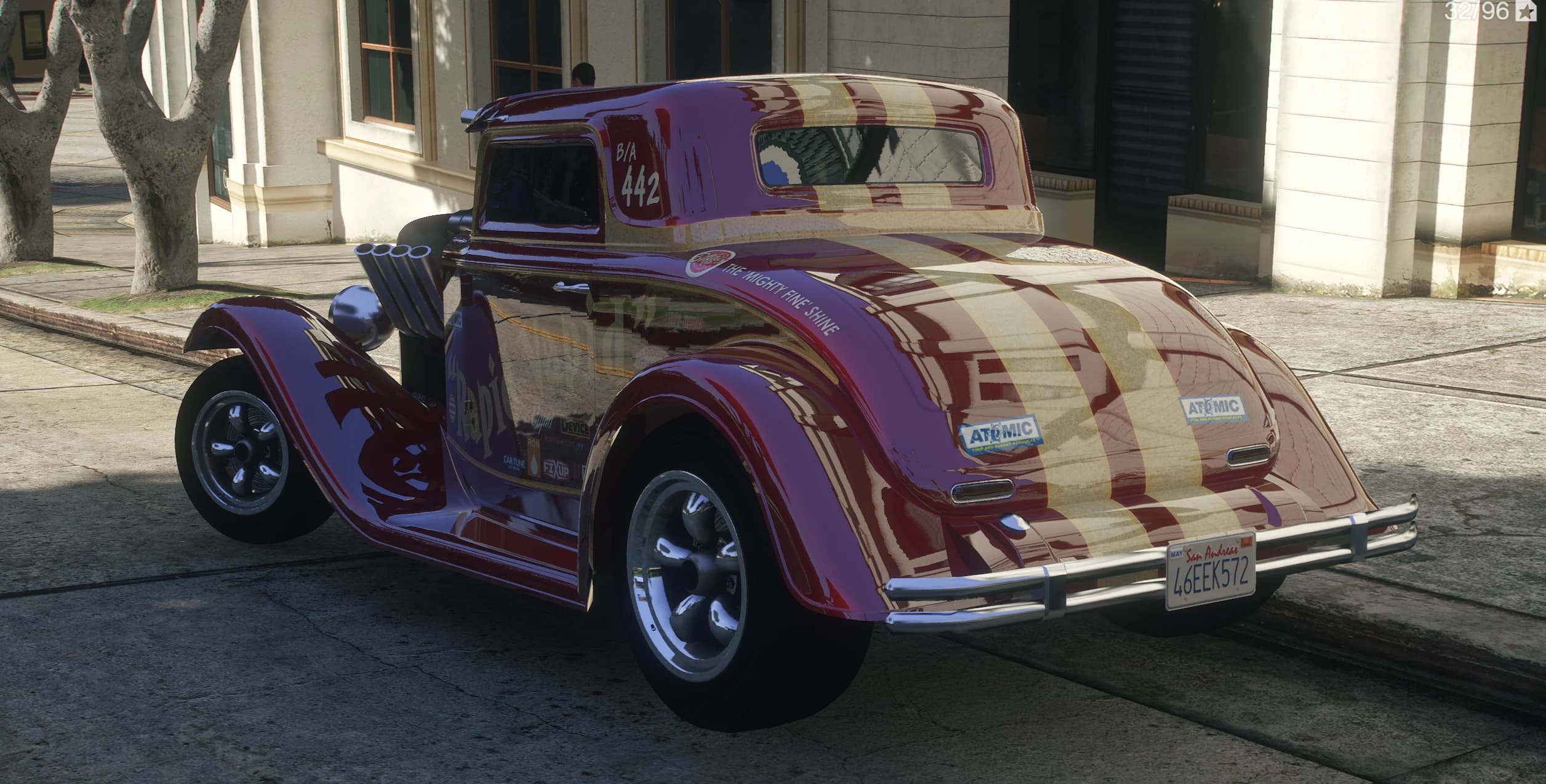 Vista trasera del XHustler con franjas crema, pegatinas de patrocinadores y matrícula de San Andreas