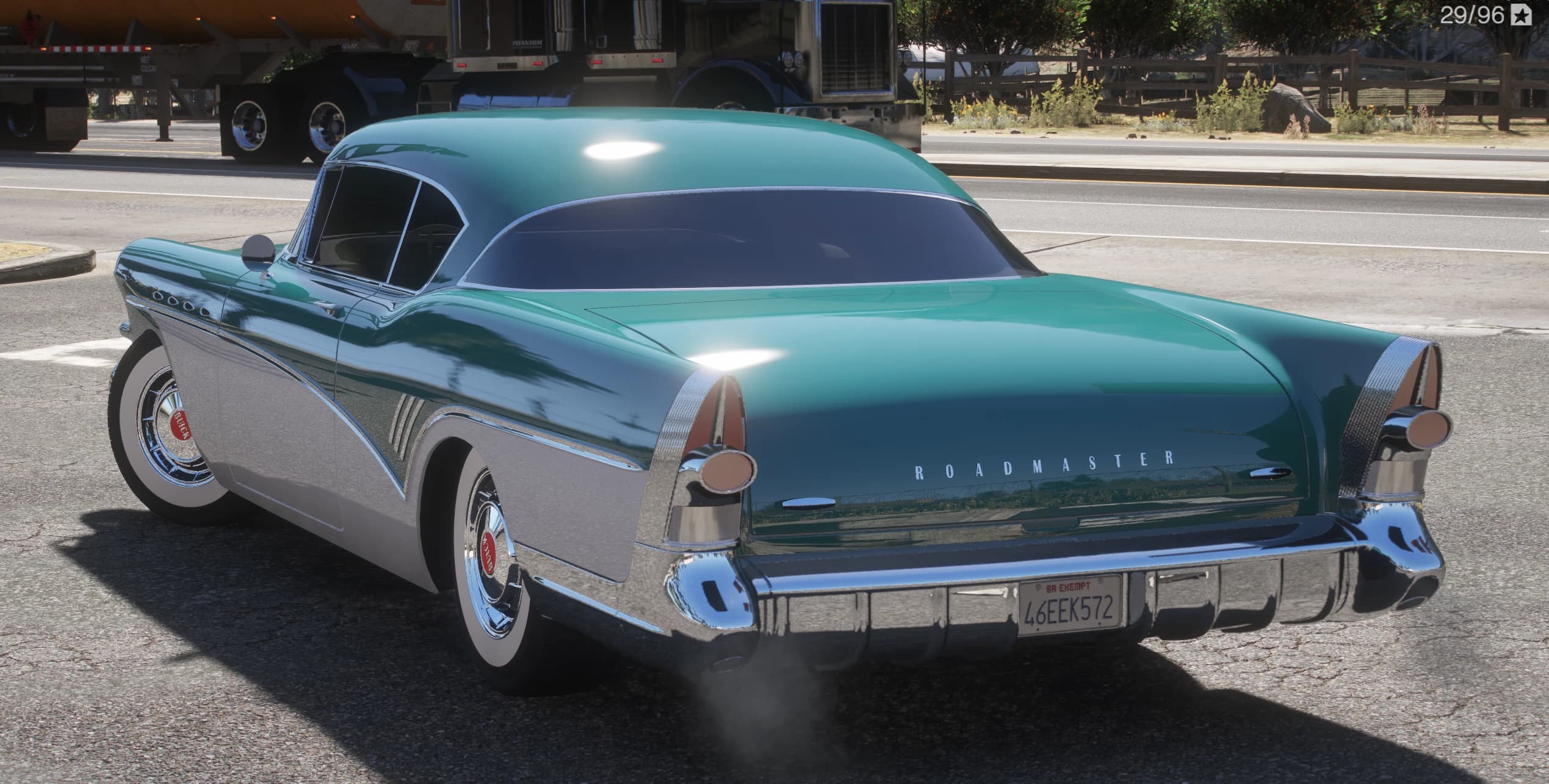 Tres cuartos trasero del Buick Roadmaster bitono con la inscripción ROADMASTER en la aleta, aletas cromadas y parachoques en una carretera comarcal