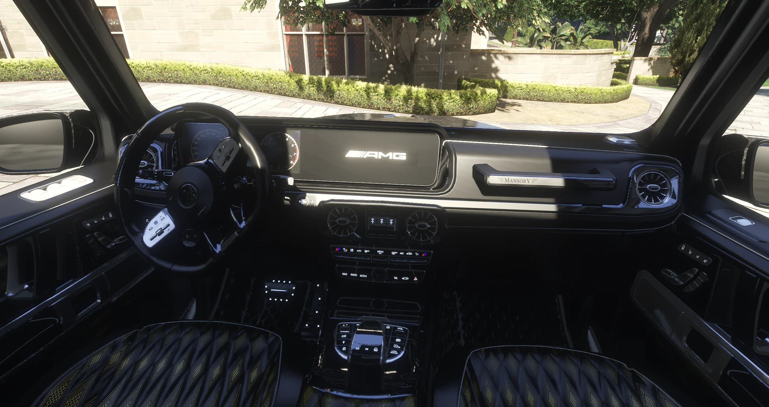Interior del Mansory G63 con el cuadro digital AMG, la placa Mansory en el salpicadero y asientos con costura de rombos