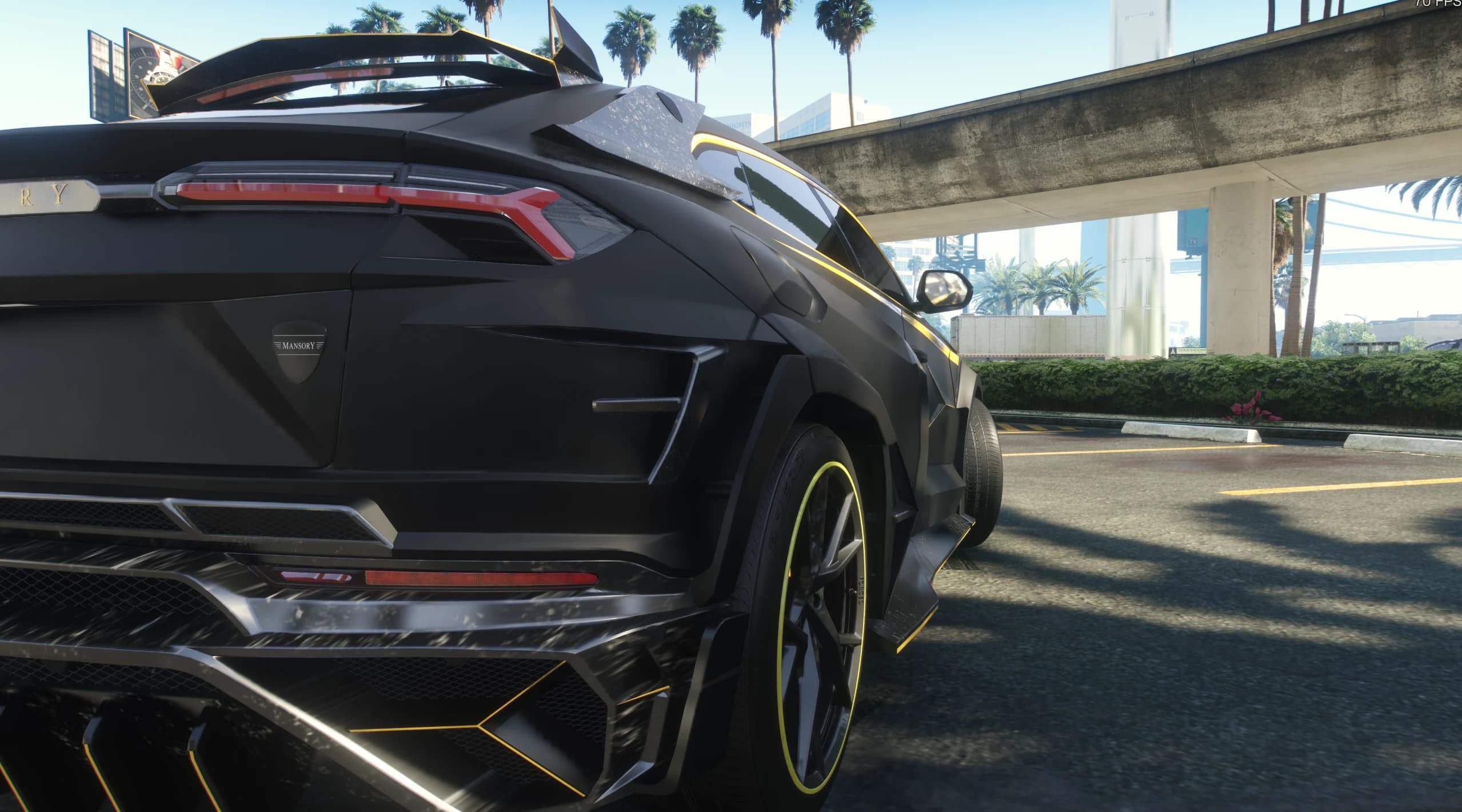 Detalle trasero cercano del escudo Mansory, los pilotos en forma de Y y el difusor de carbono