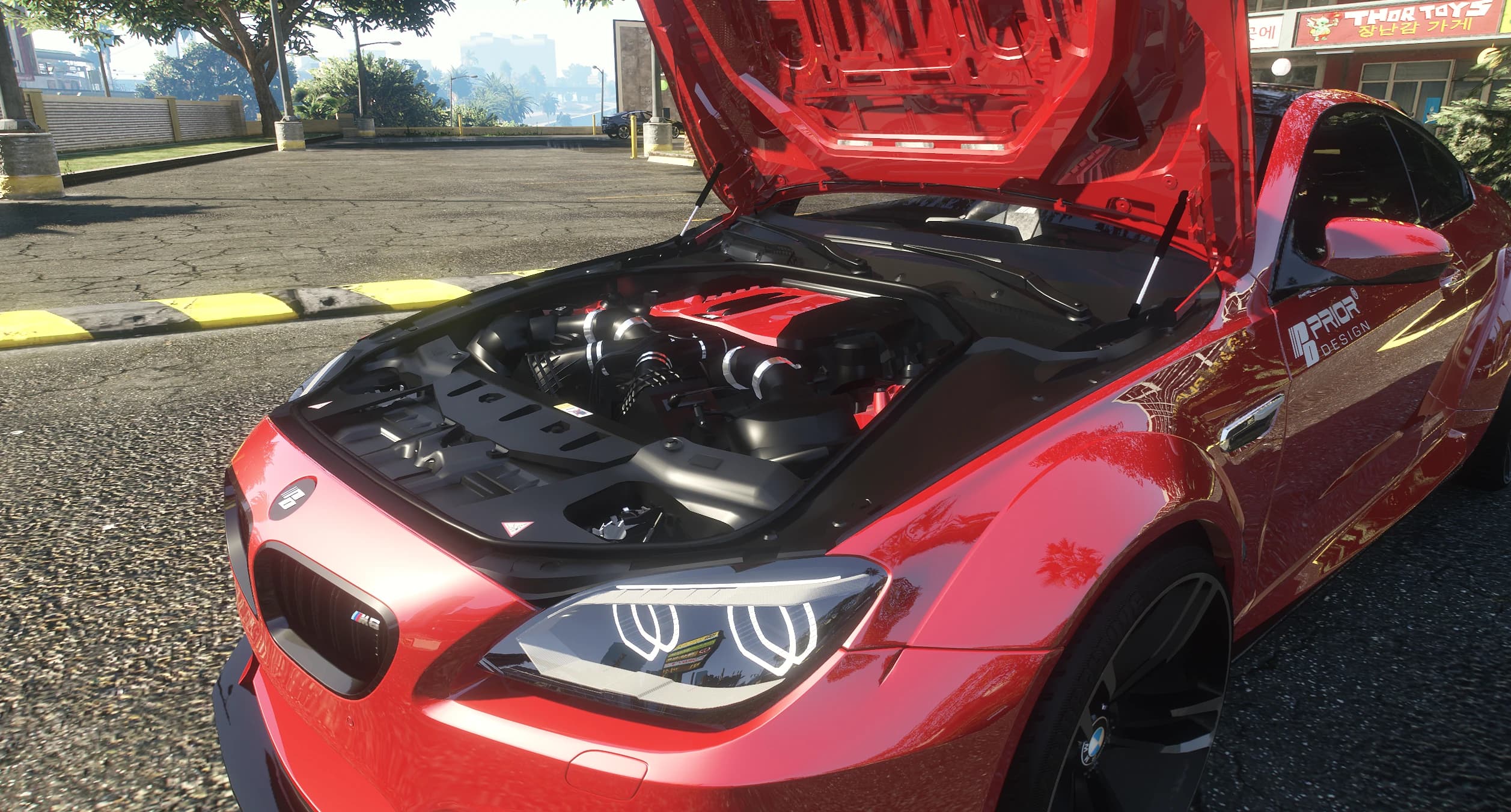 Capó abierto del M6 mostrando el vano del motor V8 biturbo modelado con la tapa roja