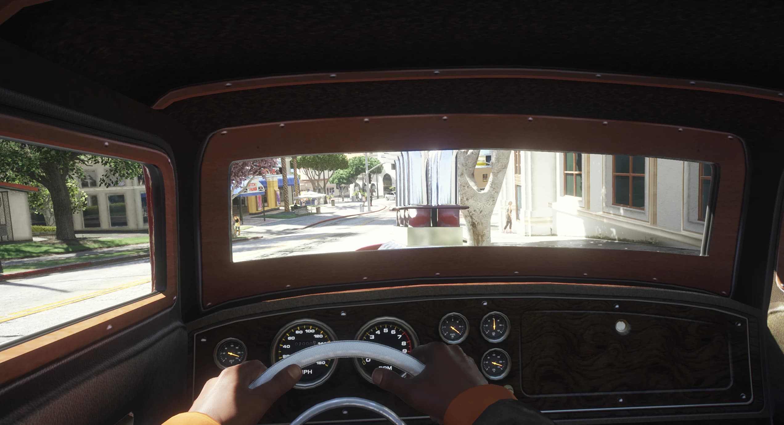 Interior del XHustler en primera persona con salpicadero de madera y un juego completo de relojes funcionales