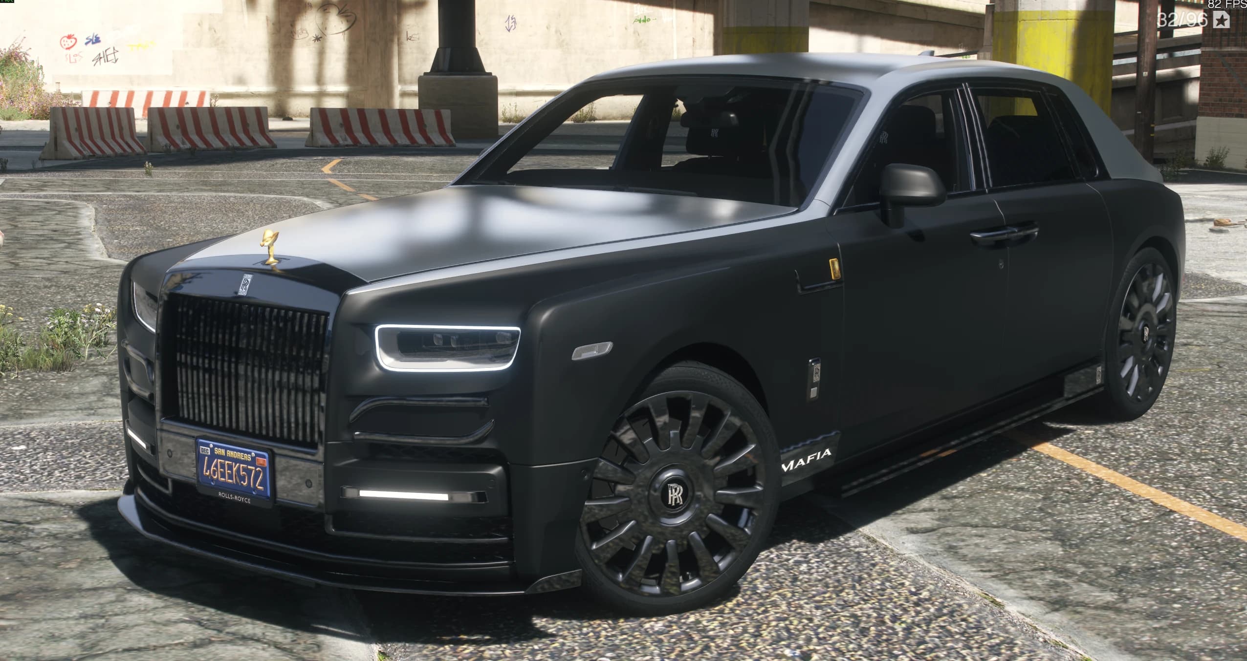 Vista frontal en tres cuartos del Phantom con el kit Mafia: parrilla oscurecida, splitter delantero y letras MAFIA en el estribo