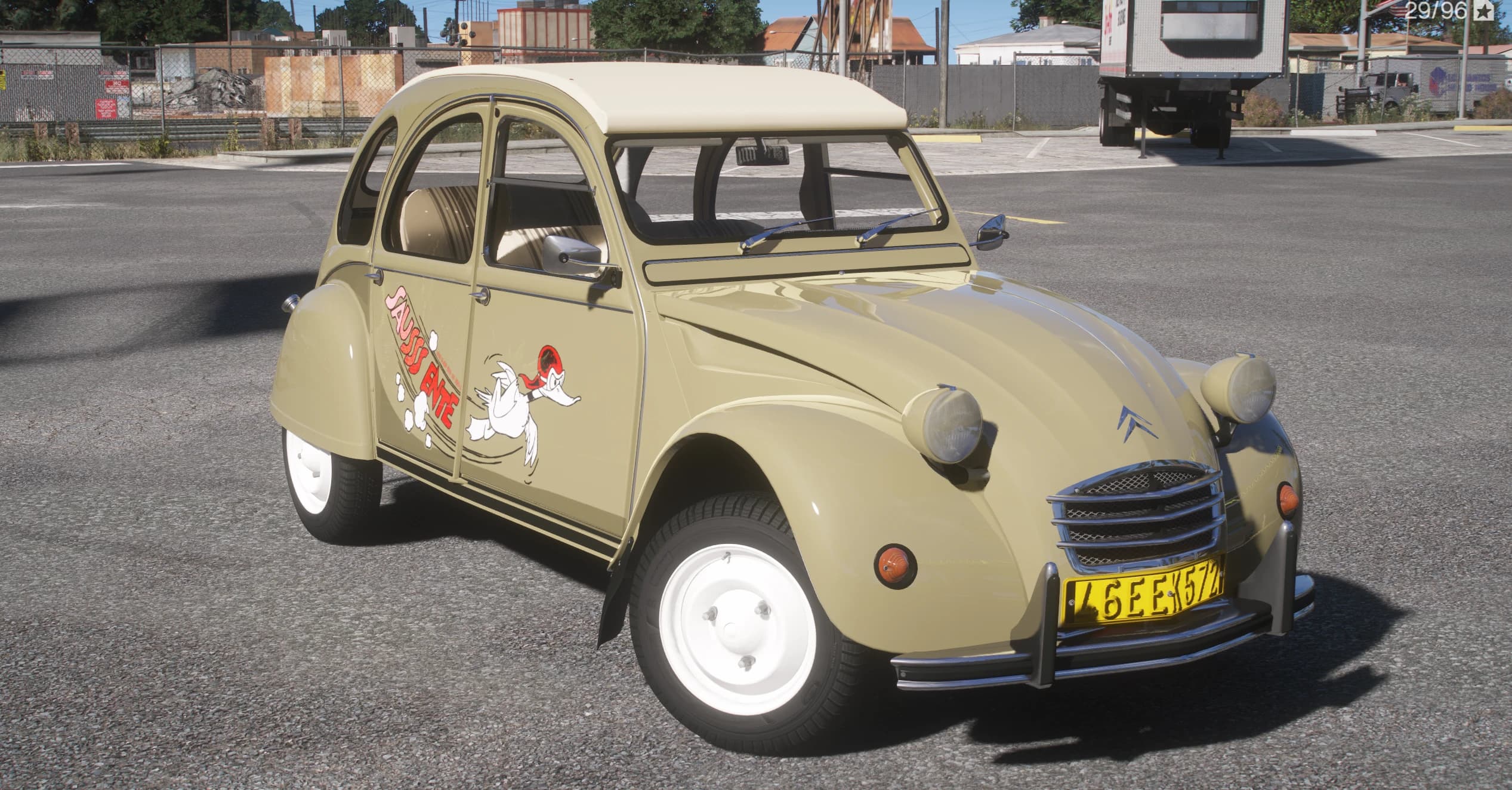 Tres cuartos frontal del 2CV con el techo crema cerrado, parrilla cromada, chevrones Citroën y matrícula amarilla