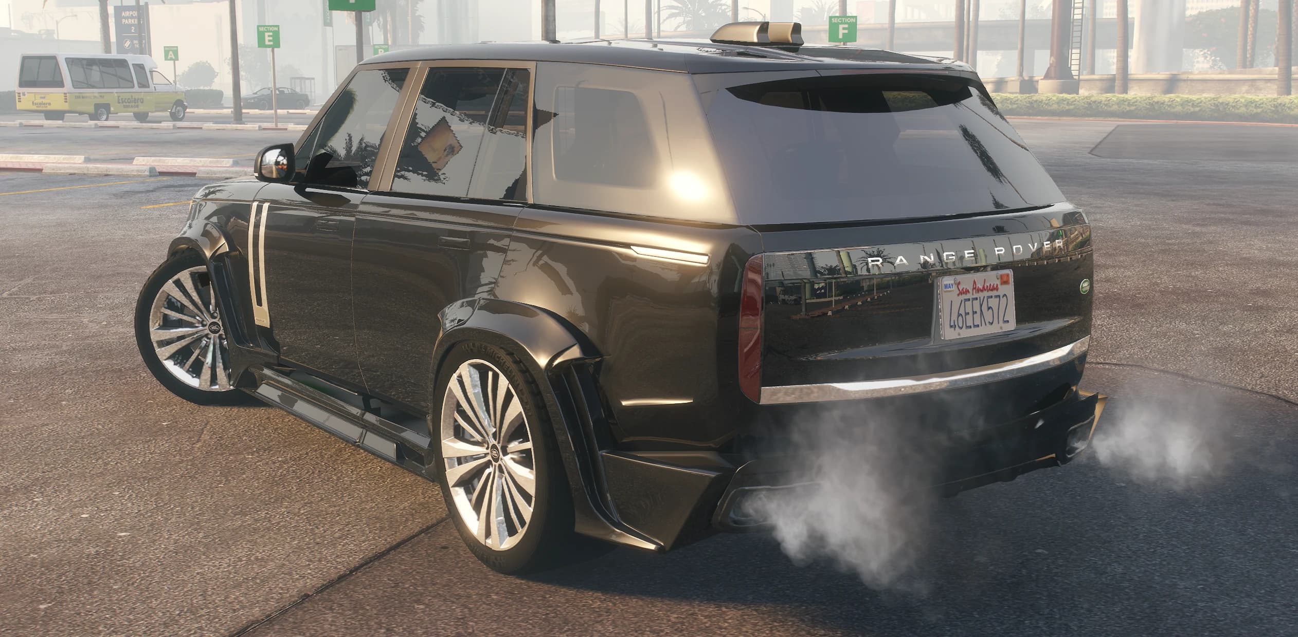 Vista trasera del Range Rover Vogue con los ensanches Wald, el difusor y humo saliendo de los escapes