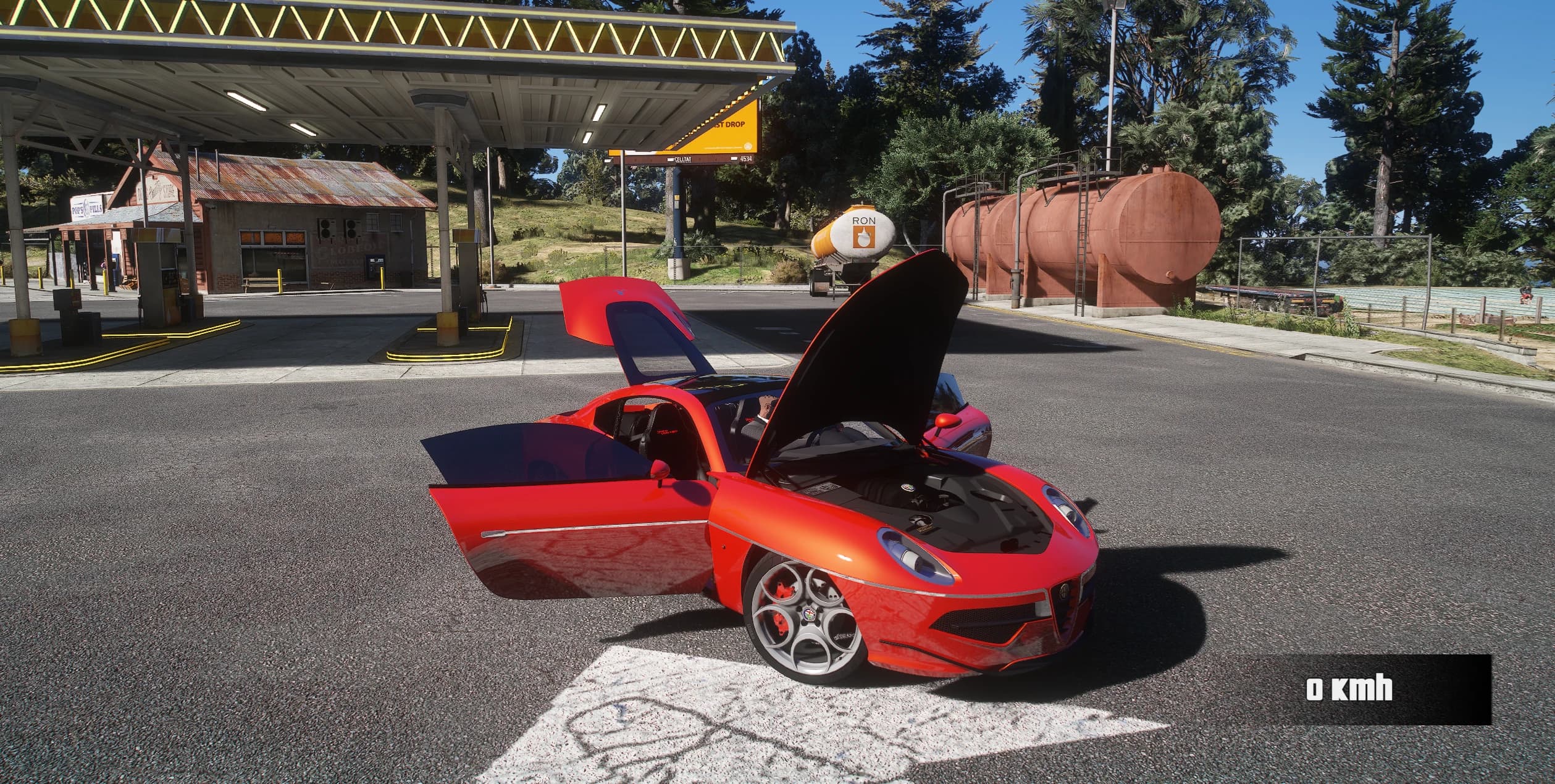 El Disco Volante con las dos puertas y el capó abiertos en una gasolinera rural, mostrando el motor y el interior rojo