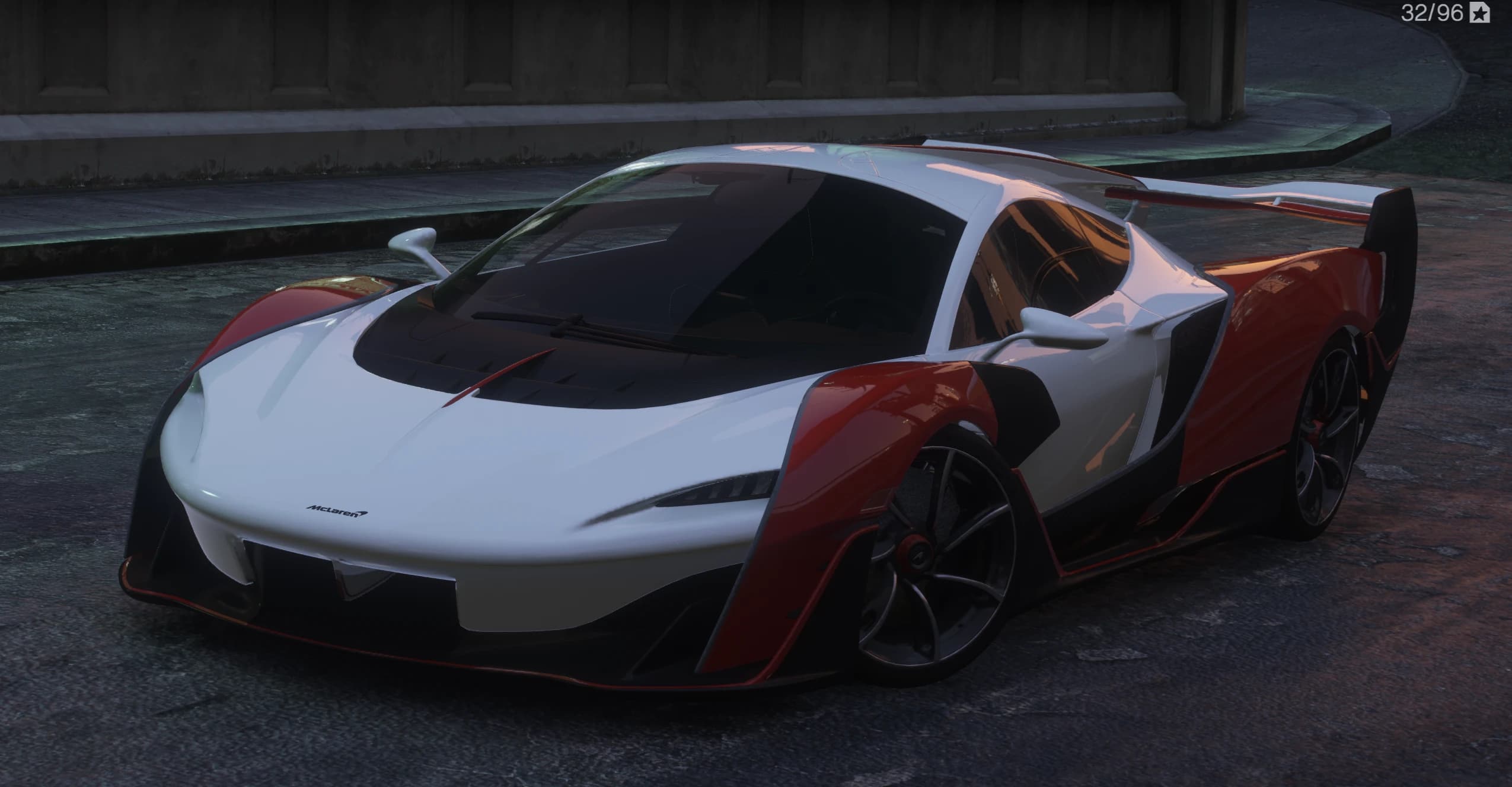 Vista frontal en tres cuartos del McLaren Sabre blanco y rojo con acentos de carbono y el alerón trasero de doble elemento