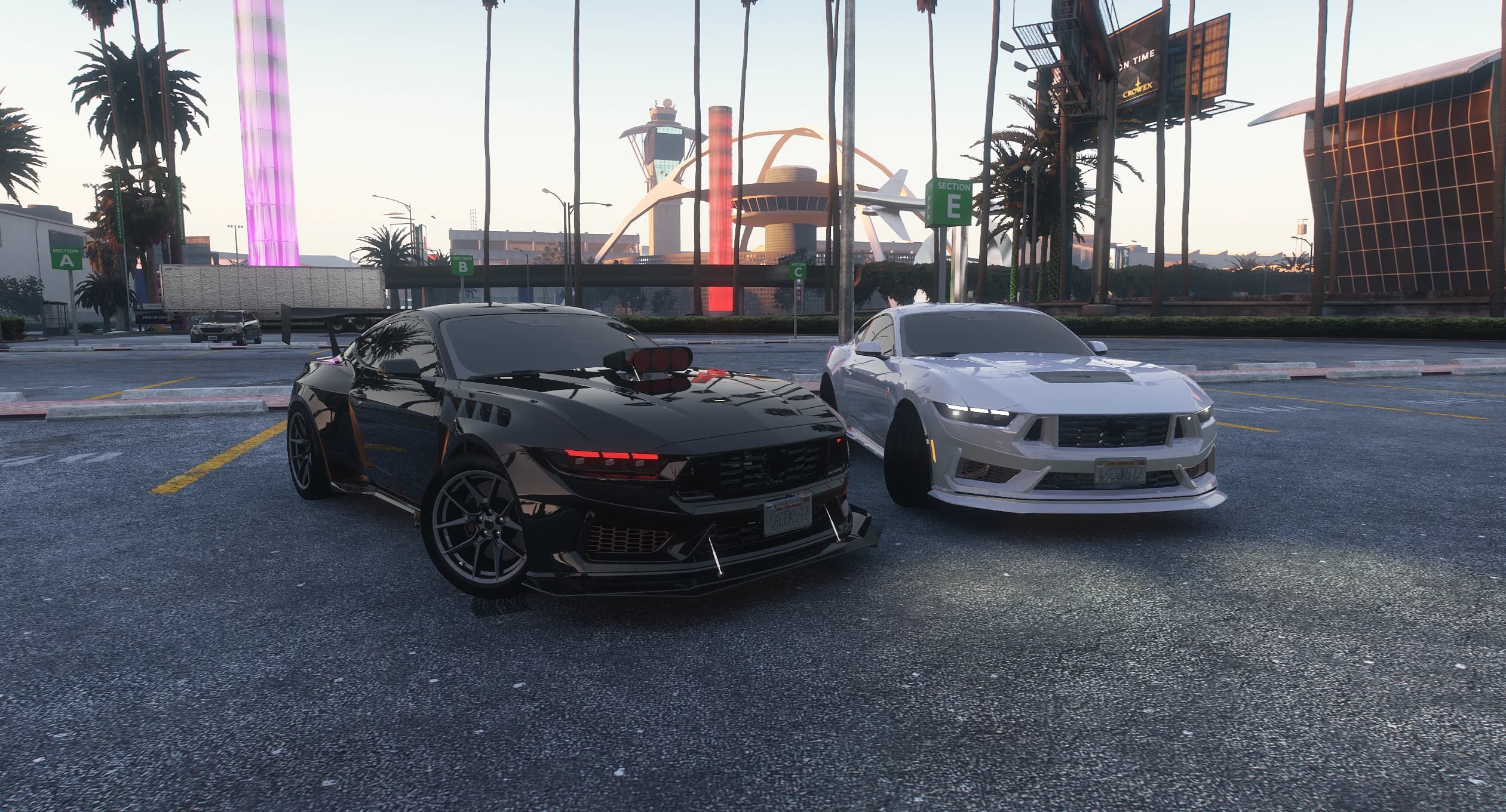 Los dos Mustang 2025, el stanced negro y el stock blanco, aparcados juntos en el aeropuerto de Los Santos