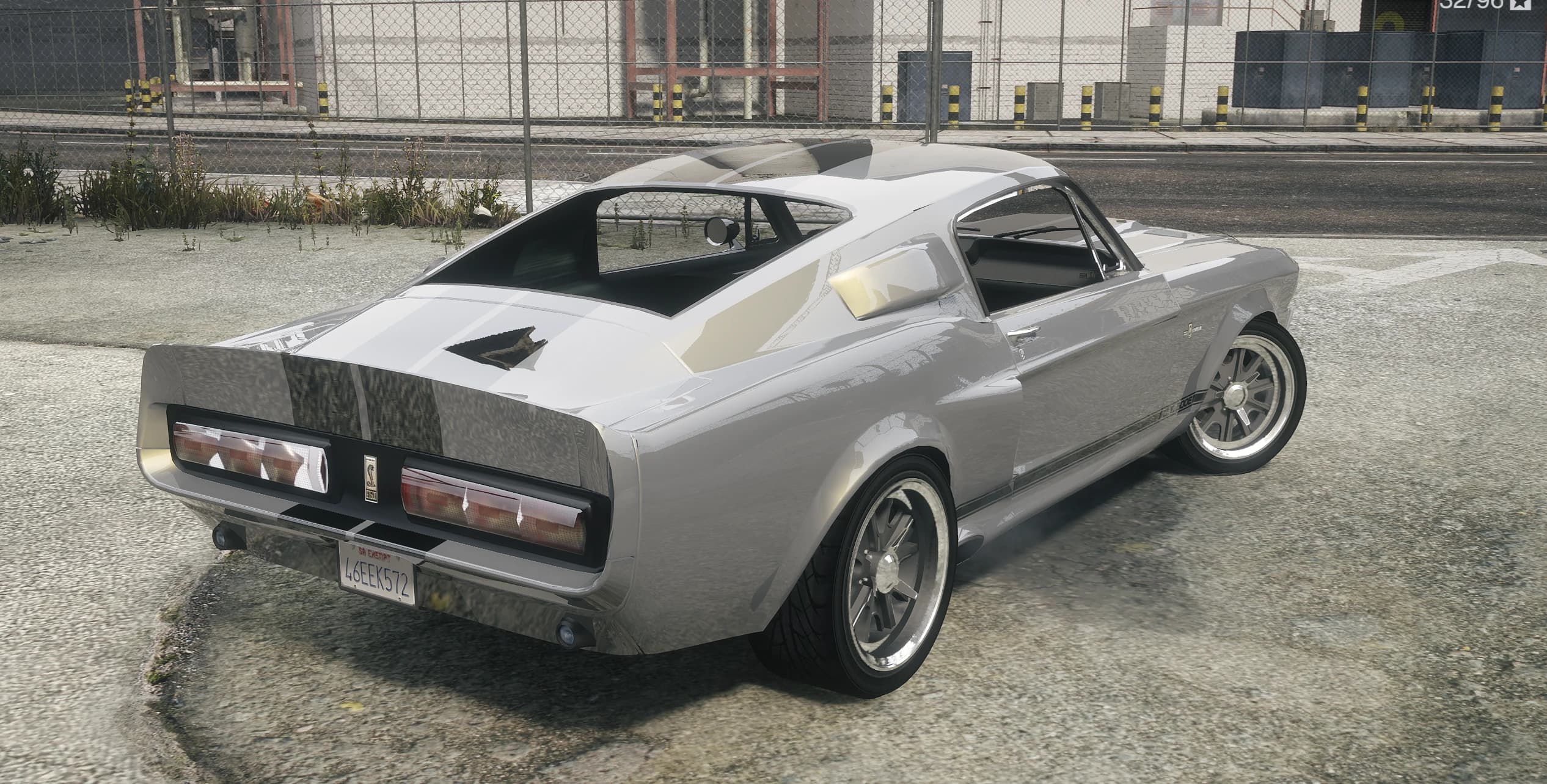 Vista trasera del fastback Eleanor con el emblema de la serpiente de Shelby entre los pilotos