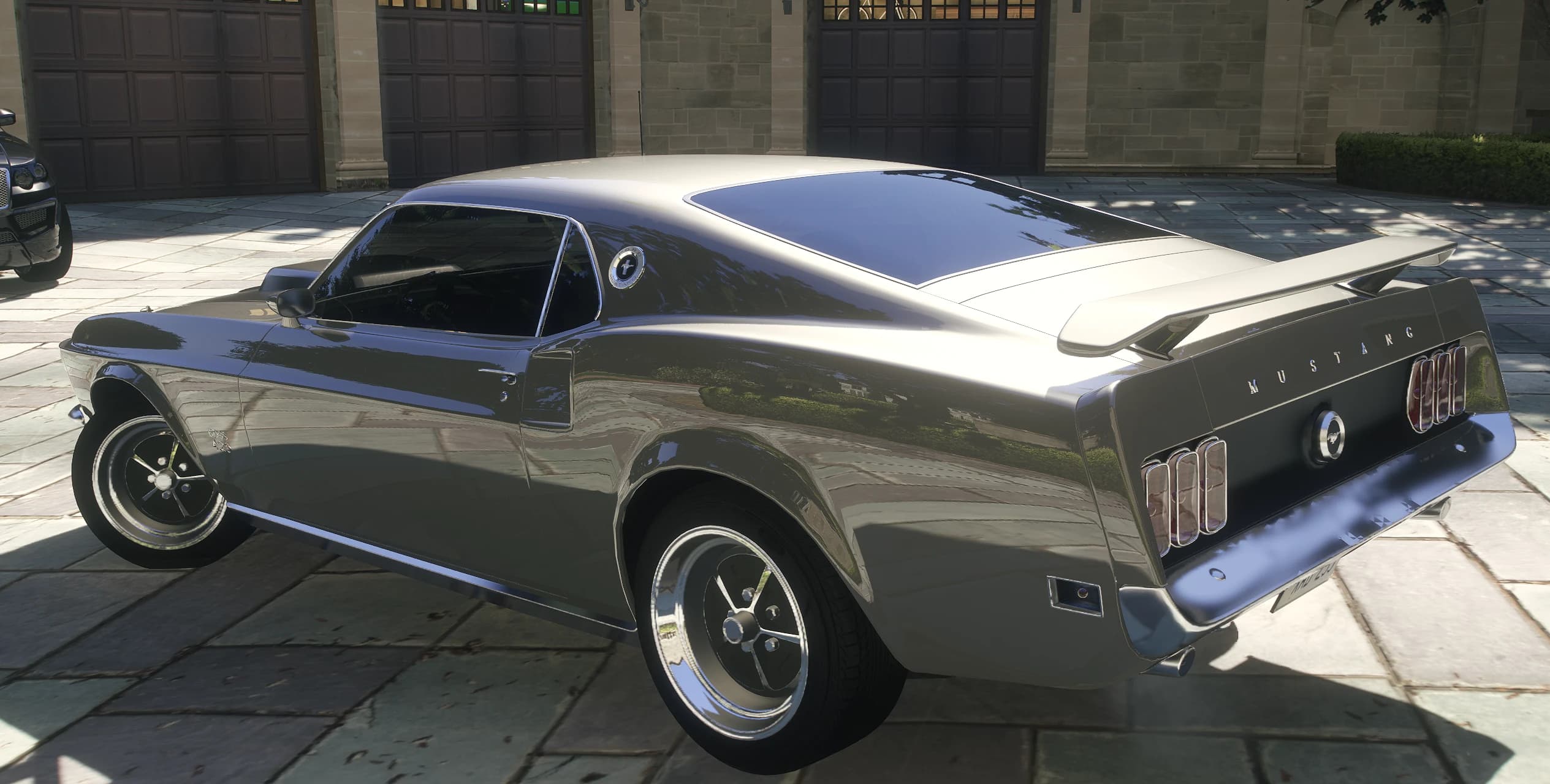 Vista trasera del Mustang Boss 429 con su alerón, llantas cromadas y las letras Mustang en la cola