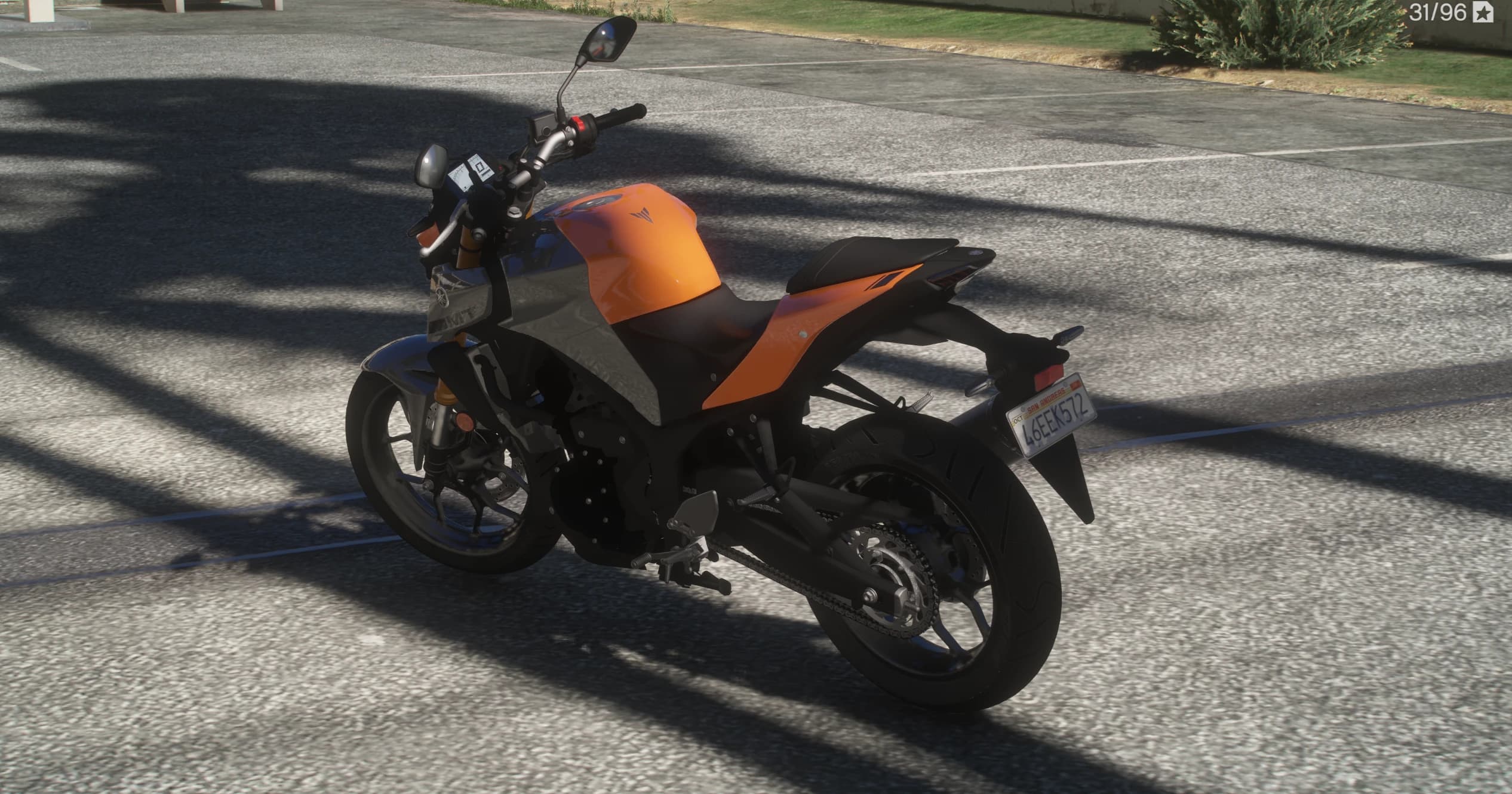 Vista trasera en tres cuartos de la MT-03 a la sombra de las palmeras, con el asiento partido, la transmisión por cadena y una matrícula de San Andreas bajo el colín