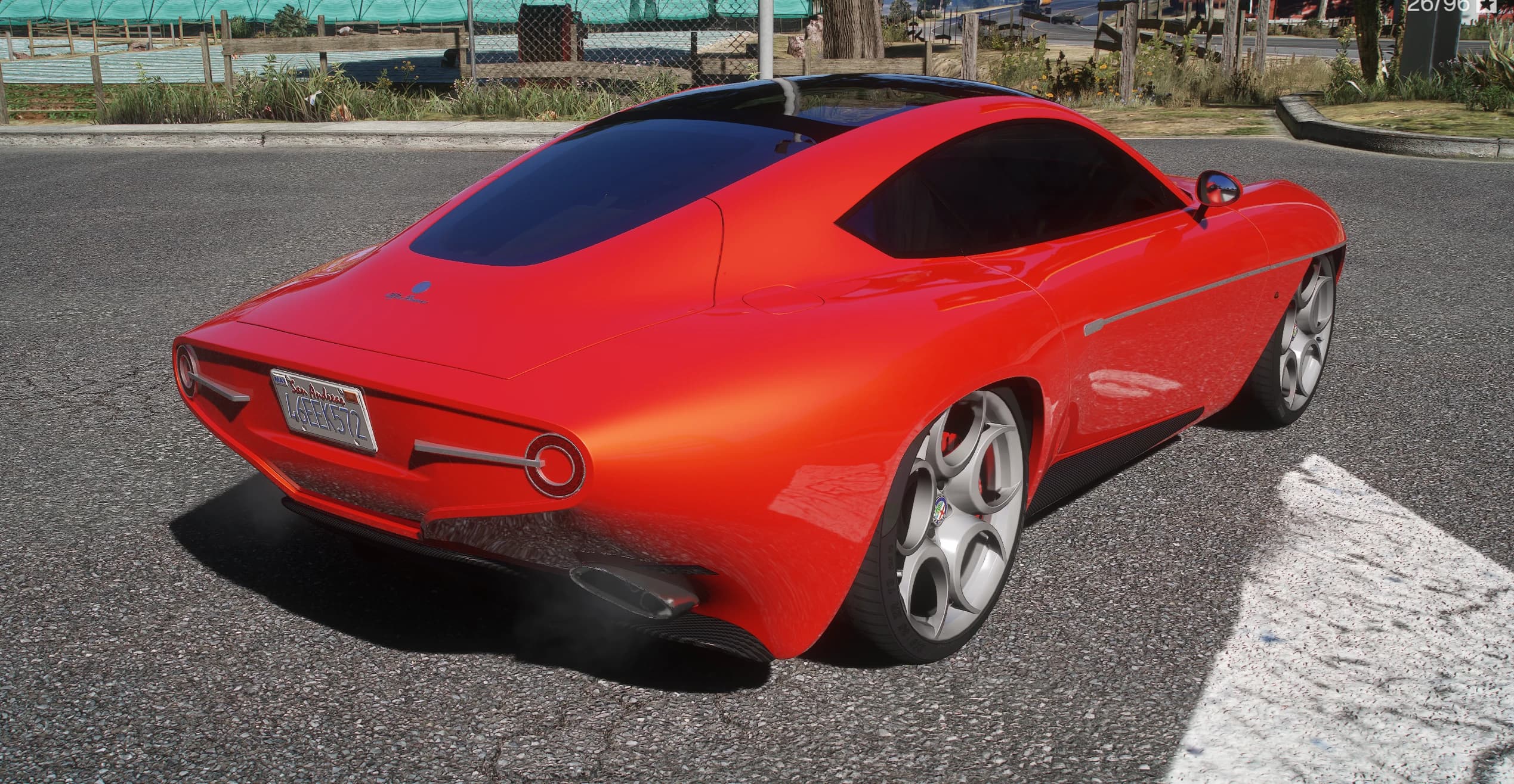 Tres cuartos trasero del Disco Volante rojo con la zaga redondeada, los pilotos circulares gemelos y la insignia Touring Superleggera