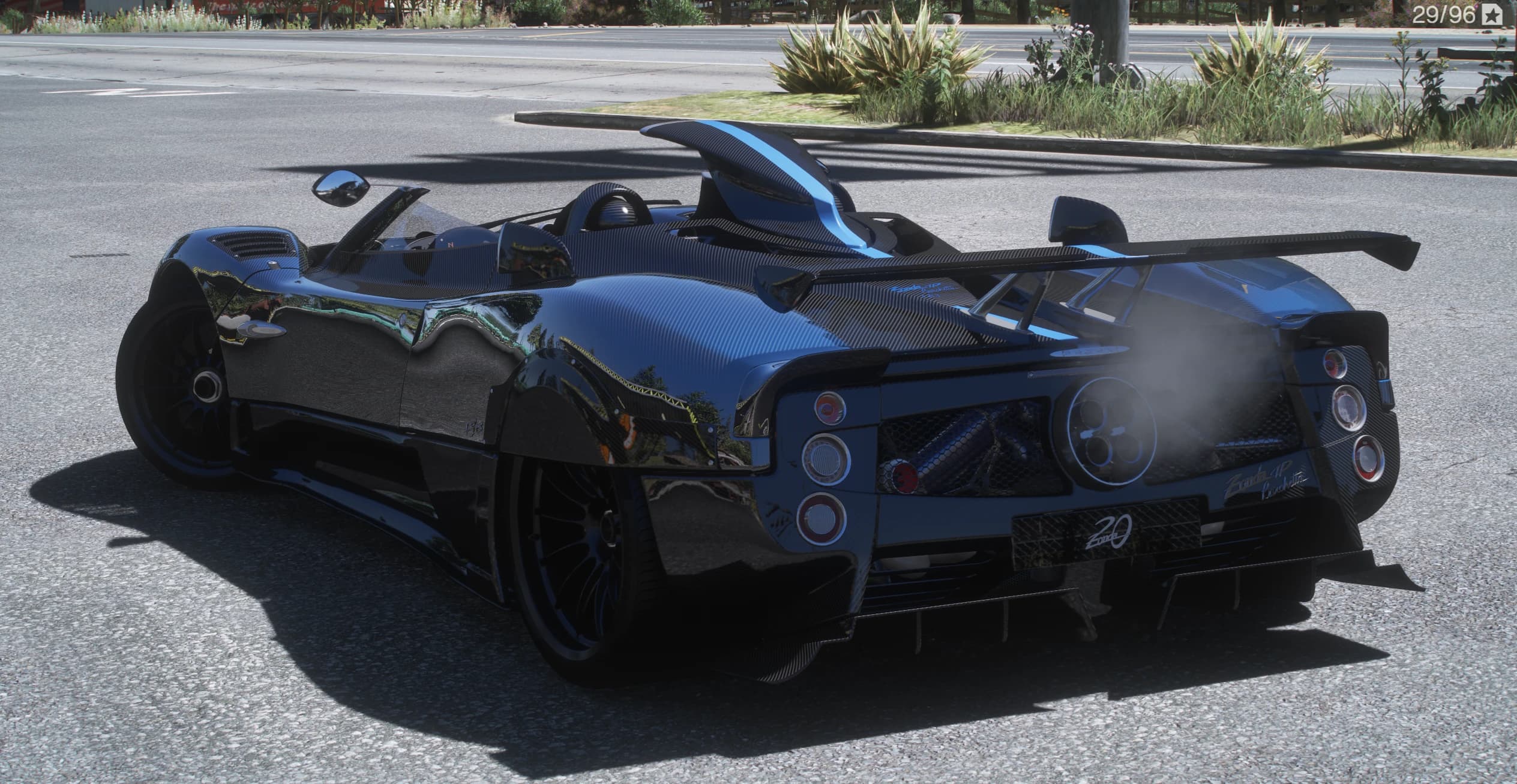 Tres cuartos trasero del Zonda HP Barchetta mostrando los cuatro pilotos redondos, el gran alerón, el escape cuádruple central y la insignia del 20 aniversario