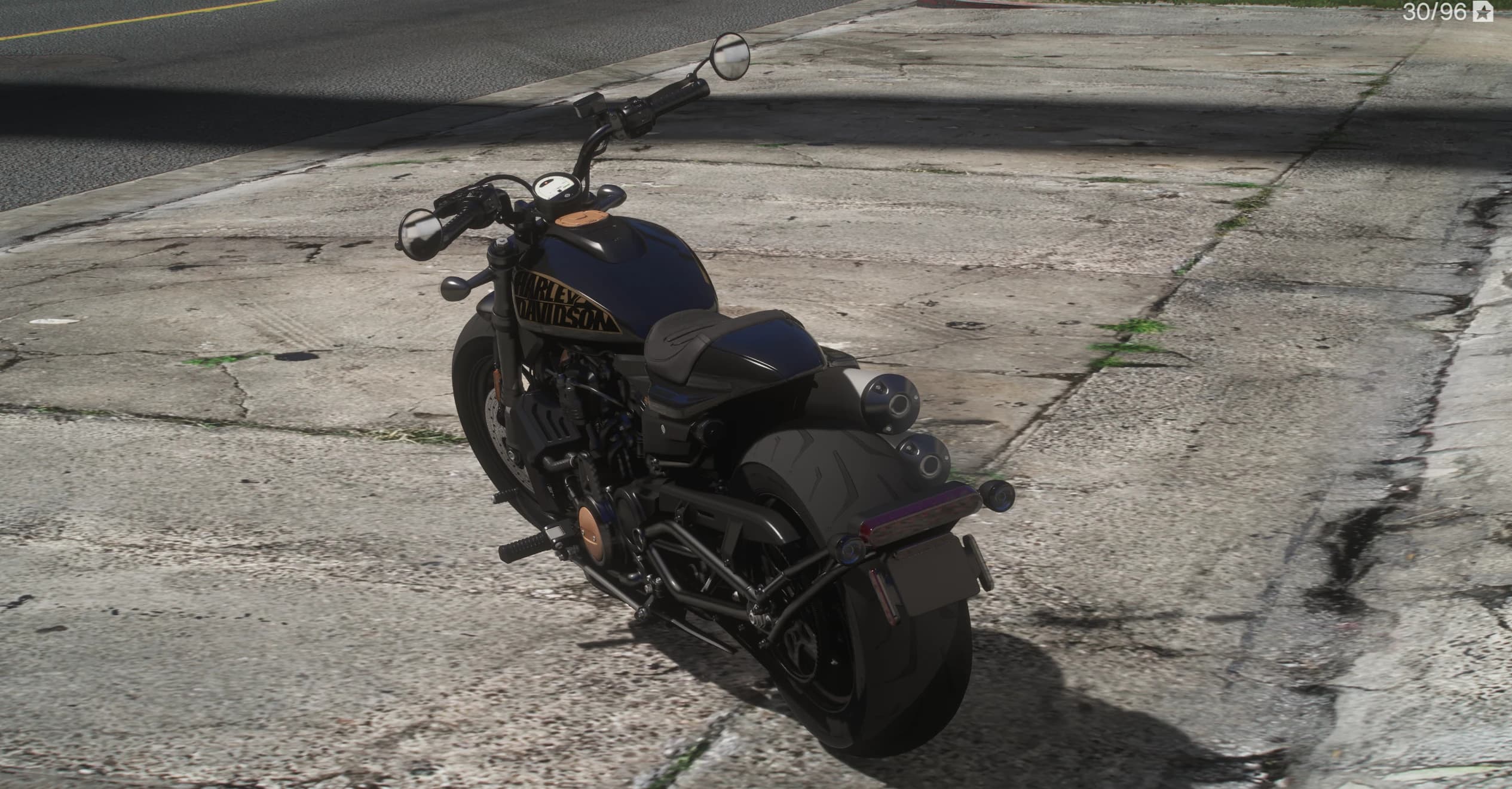 Tres cuartos trasero en picado de la Sportster S negra con el asiento monoplaza, los escapes apilados del lado derecho, el guardabarros trasero mínimo y el piloto LED fino de tono violáceo