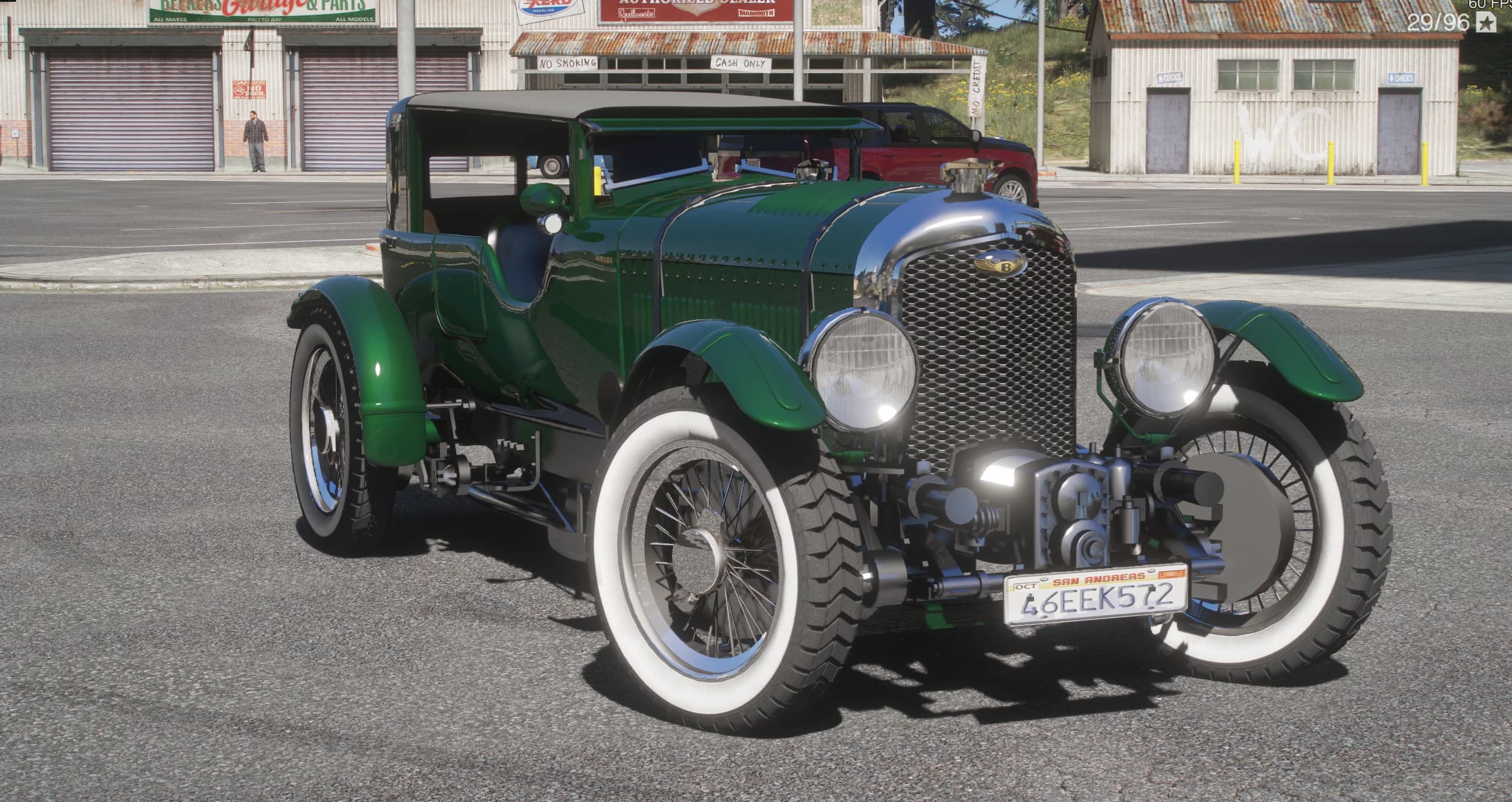 Tres cuartos frontal del Bentley verde con la capota de lona negra levantada, mostrando la distribución externa y los dos faros redondos